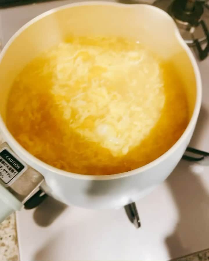 佐藤仁美のインスタグラム：「.  飲んだ次の日はコレ  卵スープ  この便利鍋 が 好き過ぎて 色違いもお出迎えしたばかり  1人暮らしにもってこいよ  寒いなー 風邪引かないようにね あったかくするんだよ」