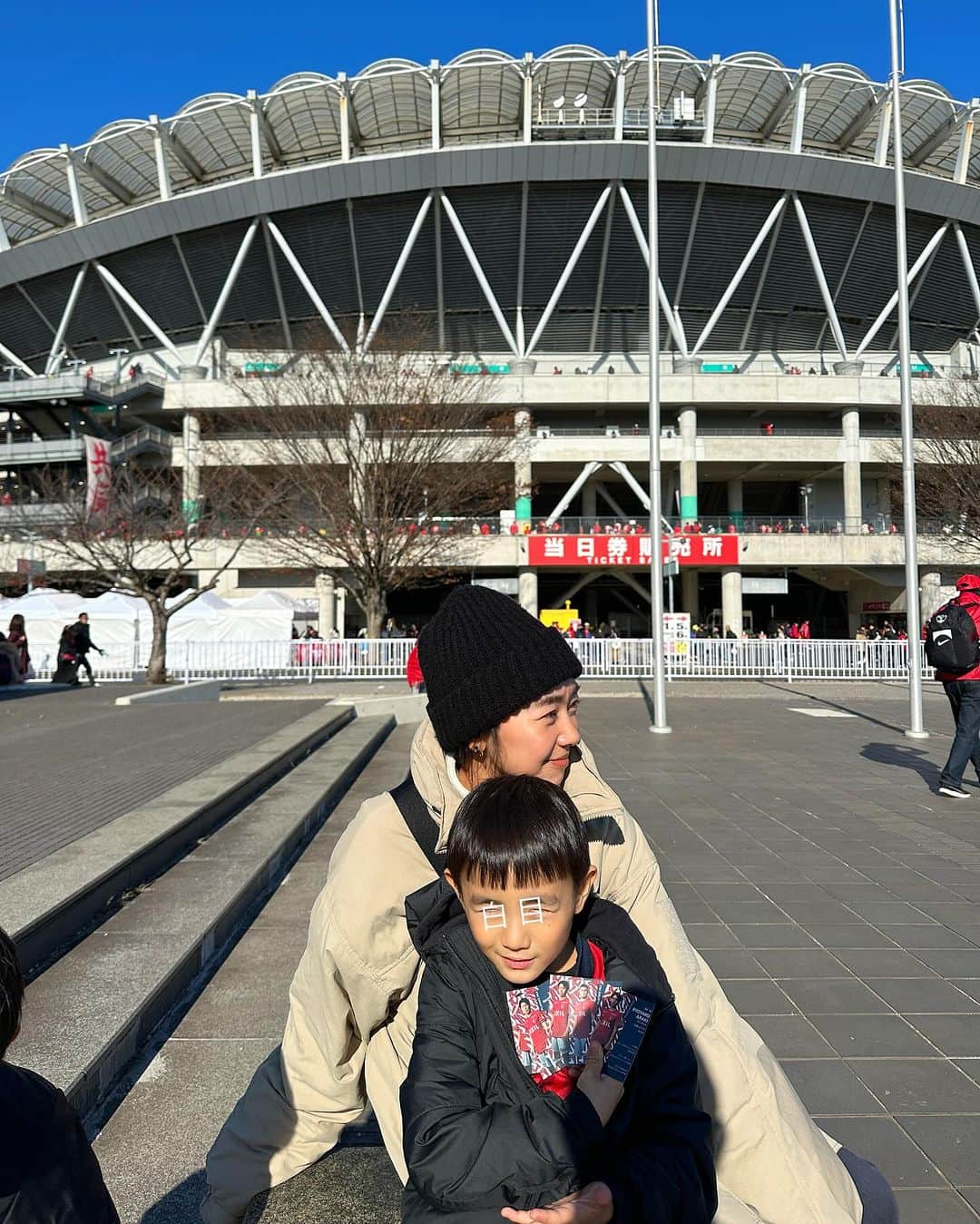 ungrid_yurieのインスタグラム：「サッカー時間がとにかく増えた1年だった⚽️ W杯を機にサッカーを"見る"ことも好きになった長男 海外・国内に好きな選手を見つけて毎日チェックする 私はもう会話についていけないレベル…🙃 行ける限りスタジアムに見に行って こちらも楽しませていただきました🔥 素敵な出会いもありました✨  サッカーのこと全然わからなかったけれど 間違いなく好きになった☺️  来年、次男もはじめたらもっとサッカー時間が 濃くなることでしょう♡  楽しみだ〜」