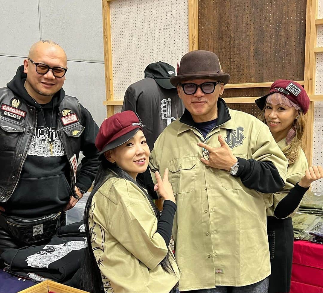 田代まさしさんのインスタグラム写真 - (田代まさしInstagram)「12月3日　パシフィコ横浜で HOT ROD CUSTOM SHOW 2023が開催され 僕の友達、広島の谷くんがカスタムカーをノミネートしていたので、応援に行って来ました。 1951年のビートルを隅々までカスタムし、ターボエンジンまで積んだ素晴らしい車です。  この日は、たくさんの仲間達にも久しぶりに会えて、楽しい一日を過ごすことができました。  なぜ男達はカスタムされた車に、心をときめかすのでしょう。 それは、音楽も車も女も、全て男が乗るものだからです。  だからといって、女性を軽視しているわけではありません。 女性が乗る場合もあるのですから、私の戯言だと、笑い飛ばしてもらえれば幸いです。  この模様は近々マーシーチャンネルでＯＡが決定されていますので、そちらも楽しみにしていて下さい！  #hotrodcustomshow #rustyplumeria #cool #田代まさし #マーシー」12月4日 16時39分 - marcys.official