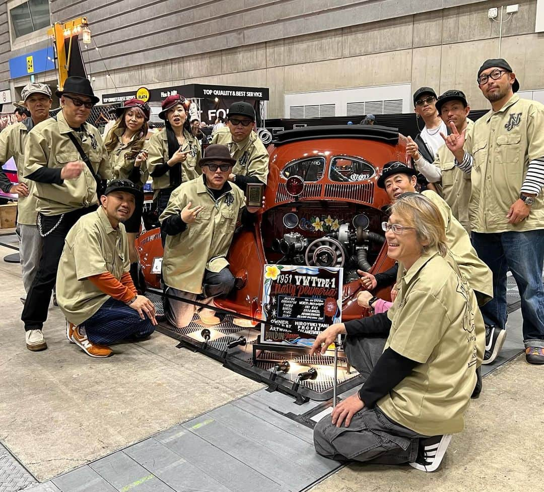 田代まさしのインスタグラム：「12月3日　パシフィコ横浜で HOT ROD CUSTOM SHOW 2023が開催され 僕の友達、広島の谷くんがカスタムカーをノミネートしていたので、応援に行って来ました。 1951年のビートルを隅々までカスタムし、ターボエンジンまで積んだ素晴らしい車です。  この日は、たくさんの仲間達にも久しぶりに会えて、楽しい一日を過ごすことができました。  なぜ男達はカスタムされた車に、心をときめかすのでしょう。 それは、音楽も車も女も、全て男が乗るものだからです。  だからといって、女性を軽視しているわけではありません。 女性が乗る場合もあるのですから、私の戯言だと、笑い飛ばしてもらえれば幸いです。  この模様は近々マーシーチャンネルでＯＡが決定されていますので、そちらも楽しみにしていて下さい！  #hotrodcustomshow #rustyplumeria #cool #田代まさし #マーシー」