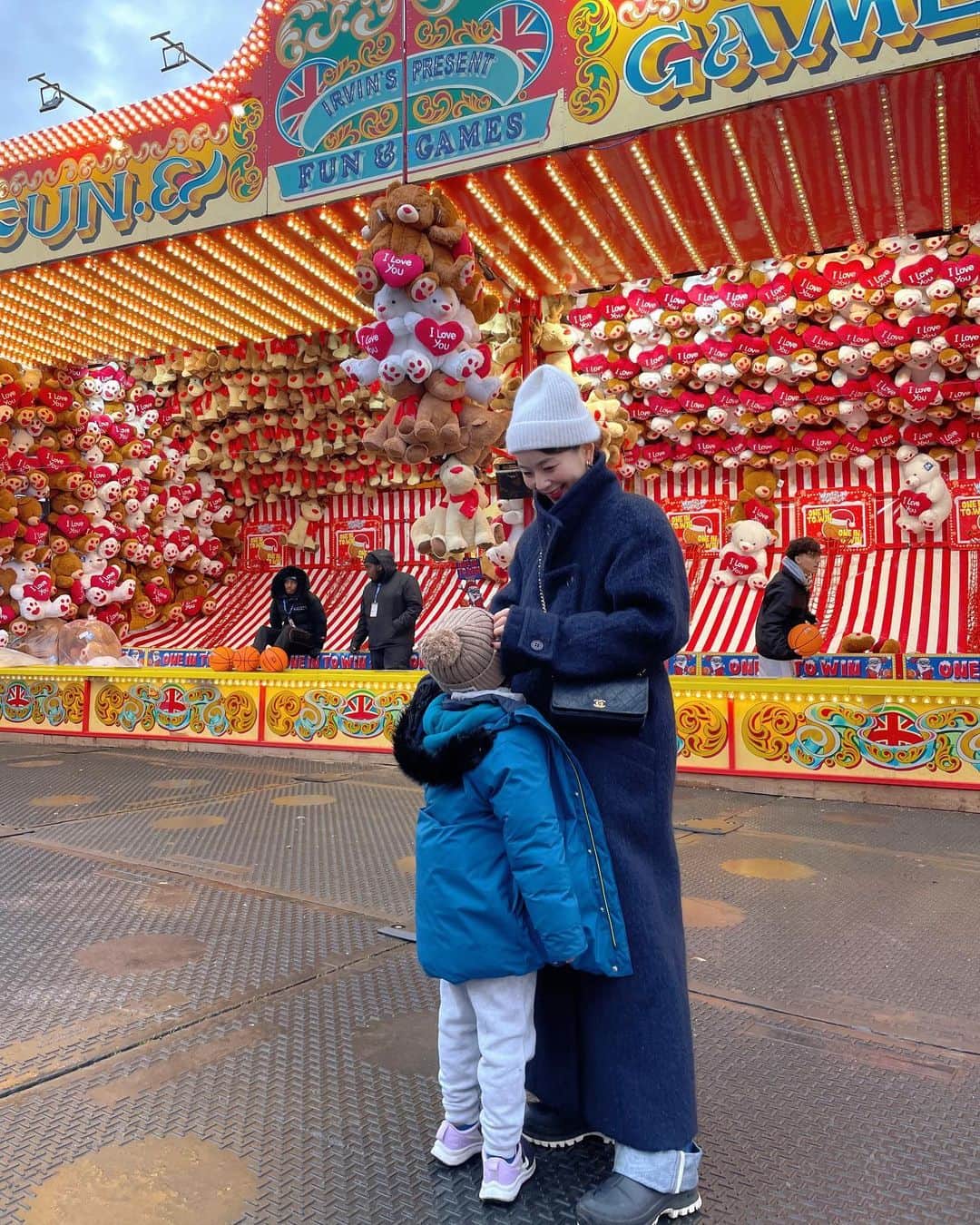 秋元玲奈のインスタグラム：「Winter wonderland❄️⛄️🎄  去年に引き続き、ロンドン冬の名物テーマパーク化したハイドパークに行って参りました。クリスマス気分が一気に高まるー🎄🎄✨  #london #londonlife #hydepark #hydeparkwinterwonderland #adventsunday」