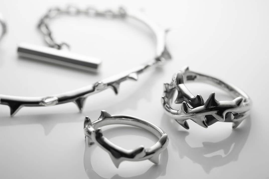 プエルタ・デル・ソルのインスタグラム：「♙ ♜ ♝ ♞ ♛ ♚ 【Thorn Series】 薔薇のハードなデザインと曲線美が入り混じるPUERTA DEL SOLでも人気シリーズがオンラインストアからもオーダー可能になりました✴︎✴︎✴︎  R884/¥17,600 R885/¥13,200  #PUERTADELSOL #プエルタ #プエルタデルソル #accessory  #jewelry #ジュエリー #アクセサリー #メンズアクセサリー #クリスマス #クリスマスプレゼント  #恵比寿 /03-5489-9470 @puertadelsol_official  #大阪 /06-6136-5345  @puertadelsol_osaka」