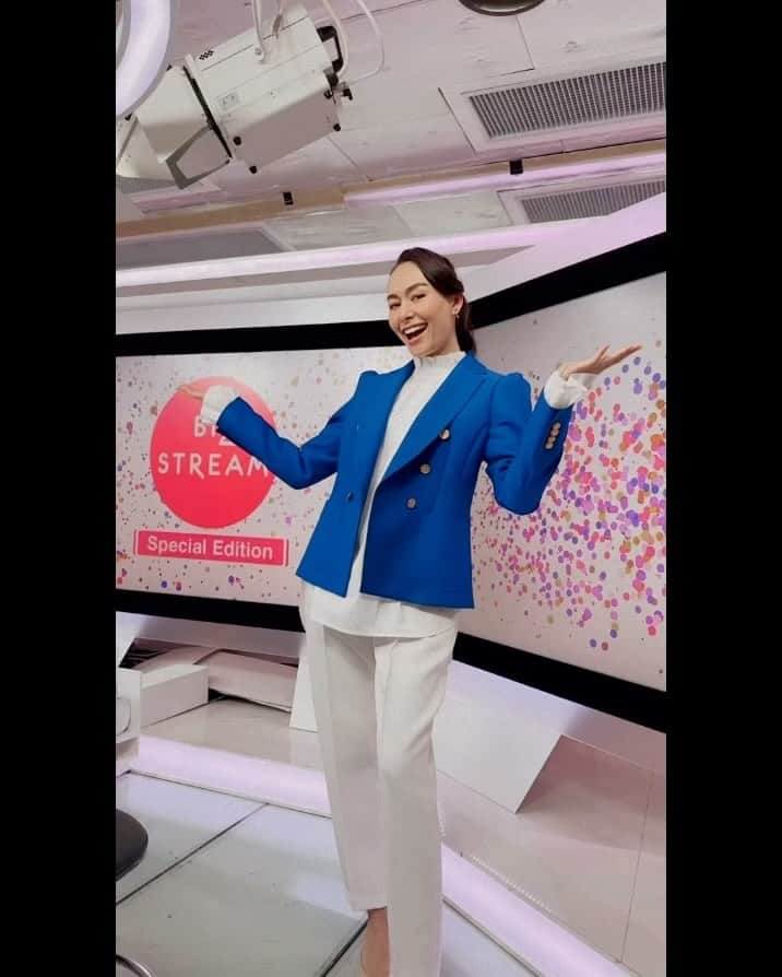 シャウラのインスタグラム：「And just like that I’m back on Biz Stream. ✨❤️ Watch Biz Stream LIVE or On Demand on the NHK WORLD website. We also have some specials episodes getting ready to go out on PBS.  ビズストリーム復帰！最新エピソードはNHK WORLD のサイトからオンデマンドで見れます。そして年明けにはアメリカのPBS でもスペシャルが放送決定。👏👏 #nhkworld #pbs #bizstream」