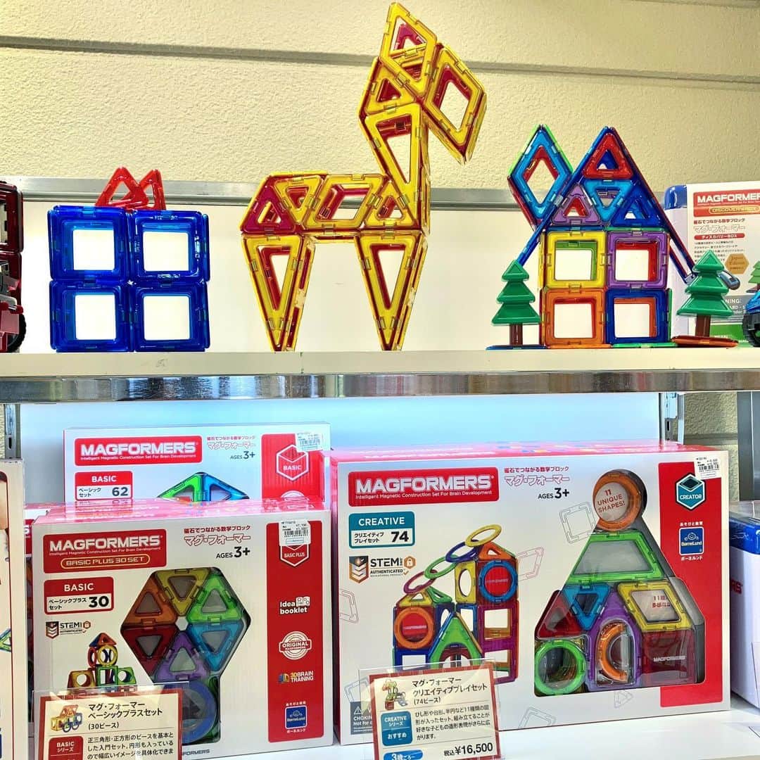 daimarusapporoさんのインスタグラム写真 - (daimarusapporoInstagram)「クリスマスに贈る「あそび道具」🎁 4階 ステラプレイス連絡口で〈ボーネルンド〉期間限定ショップを開催中！  世界中の子供たちに人気のおもちゃが勢ぞろいしました🎄  特に人気なのは、カラフルな図形を組み合わせて自在な形を作れる「マグ・フォーマー」(2枚目)や、おしゃれな色あいのおままごとセット。  様々なあそび方ができ、長く楽しく遊べるアイテムがたくさんです☺️  店頭で実物をお試しできる商品もあるので、クリスマスや年末のプレゼント選びにぴったり！ ぜひ店頭でご覧ください🎅  ※12/25(月)まで  #大丸札幌 #ボーネルンド #おもちゃ #クリスマス #クリスマスプレゼント #遊び道具 #マグフォーマー #積み木 #おままごと #サンタさん」12月4日 16時41分 - daimarusapporo
