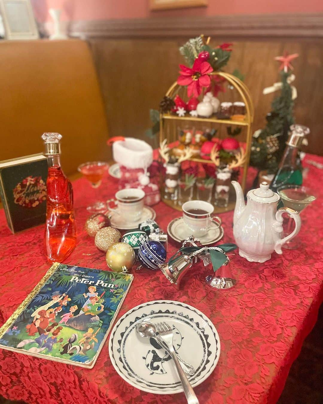 Miku Hirata 平田未来さんのインスタグラム写真 - (Miku Hirata 平田未来Instagram)「少し早めのクリスマス会🎄🩷  話題のソロモンズのアフタヌーンティー🫖  おしゃれな子に誘ってもらい 期間限定で、SOLOMONS クリスマスアフタヌーンティー + テーブルアート プランを楽しんできました✨  雰囲気が 異国情緒もあり タイムスリップしたかのような レトロな感じ！  ランチでのお客さんも多くて 美味しそう✨  アフタヌーンティーは ちょうどいいくらいの量でした🩷  #ソロモンズ #ソロモンズ原宿 #solomons #solomonharajuju #原宿アフタヌーンティー #明治神宮前カフェ #テーブルアート #エンタメカフェ #エンターテイメントカフェ #クリスマス限定メニュー #クリスマスアフタヌーンティー #クリスマス限定アフタヌーンティー #クリスマス女子会🎄 #クリスマスアフタヌーンティー🎄」12月4日 16時58分 - miku.hirata