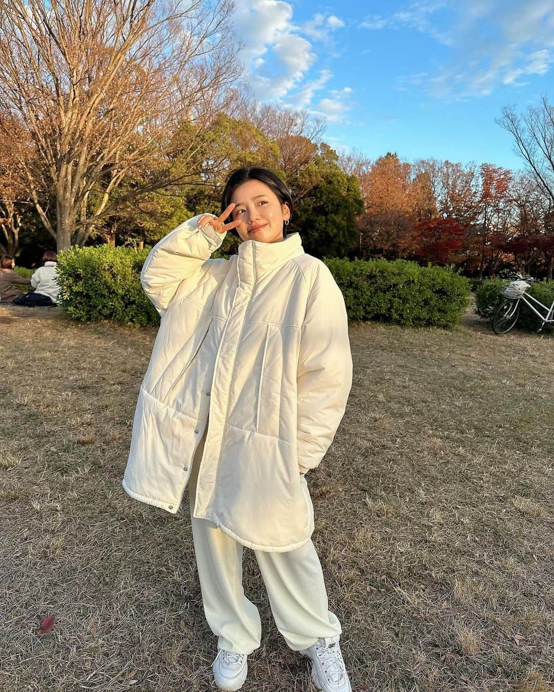 小池美由さんのインスタグラム写真 - (小池美由Instagram)「白🤍  ダサピース  すっかり寒くなってしまった🌀  ダウンは軽くてお手入れも簡単でお気に入りです 丈感もちょうど良く自転車の時も◎  たまたま行ったハンバーガー屋さんのポテトが天才で 隣のパン屋さんも天才で 小麦最高な日でした🌾🌾  #3枚目オフショット 小麦とコーヒーの相性に感服です  太陽みるとくしゃみでる🤧  #fashion #ootd  #低身長コーデ  #senseofplace  #ホワイトコーデ」12月4日 16時50分 - kkkkkoike