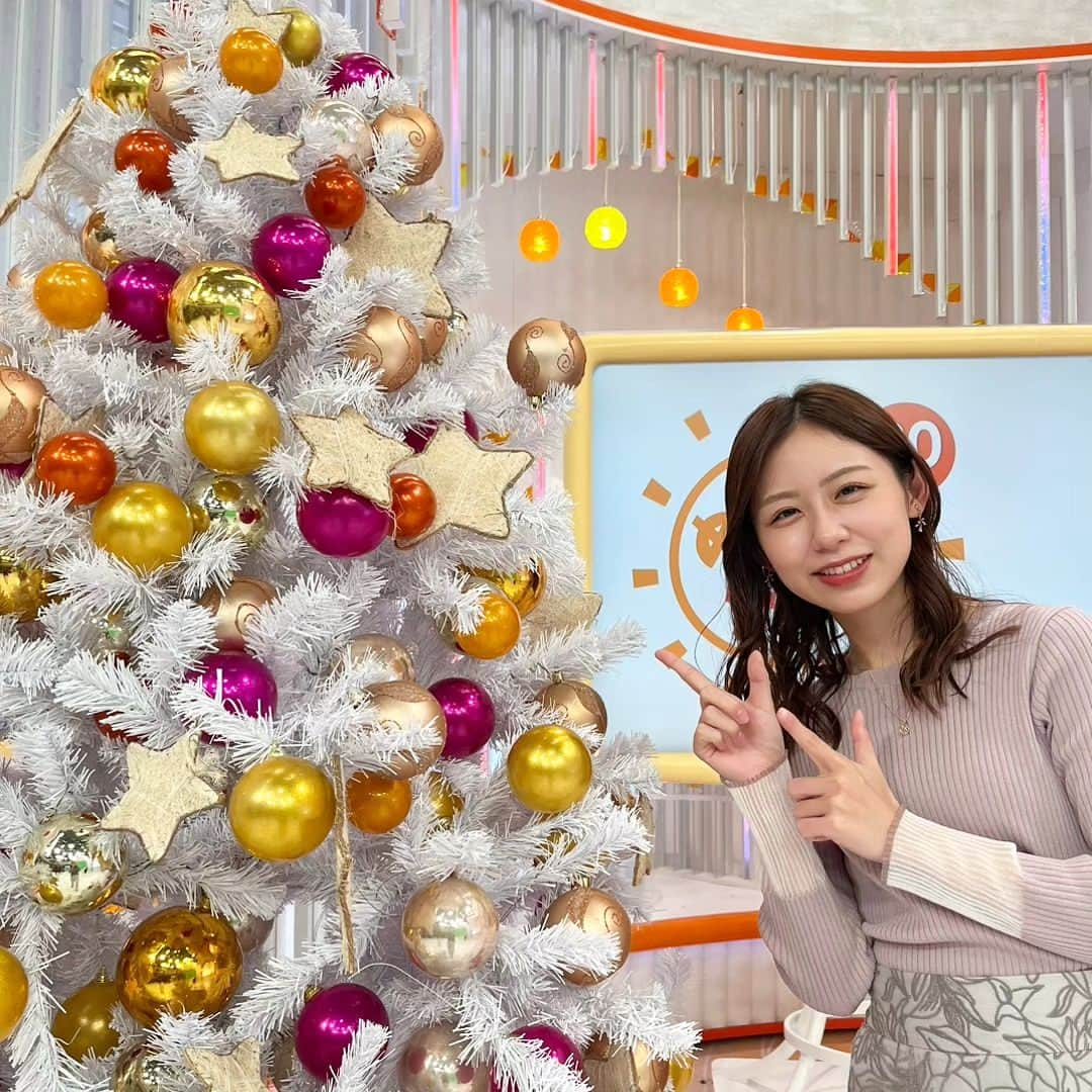 フジテレビ「めざましテレビ」のインスタグラム：「小山内です😉  スタジオに入ったら クリスマスツリーが🎄！！  白のツリーも可愛いですよね！  本格的に寒くなってきたので 体調管理しっかりしたいと思います！  #小山内鈴奈 #めざましテレビ」