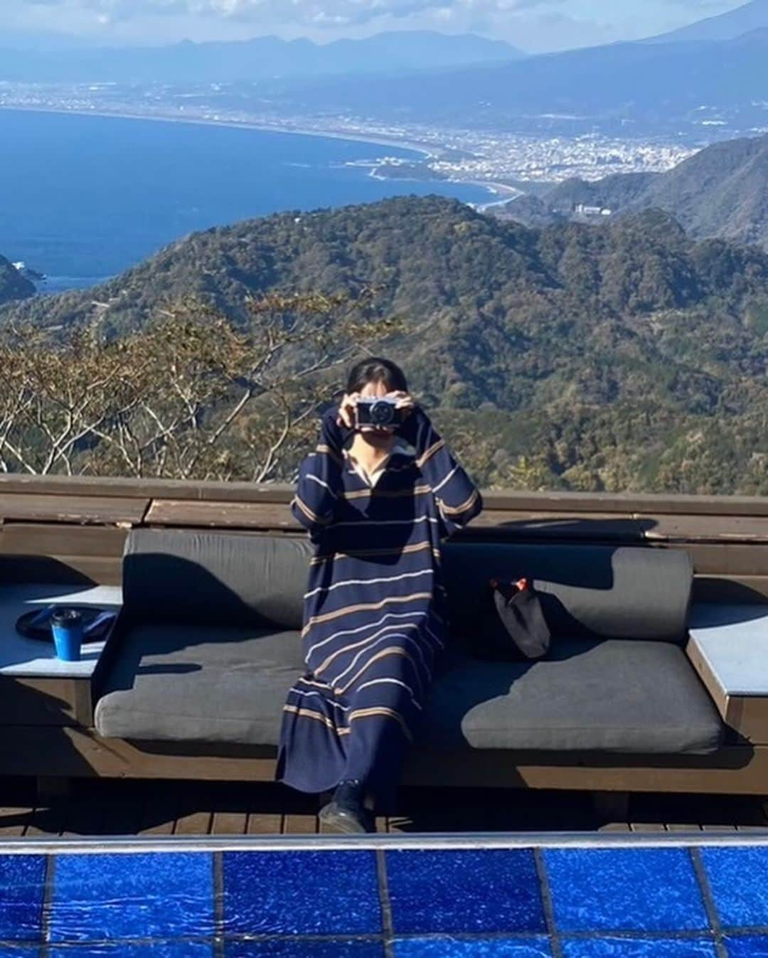 久保乃々花さんのインスタグラム写真 - (久保乃々花Instagram)「Happyな休日  静岡に旅行へ行ってきました〜！  浴衣、なぜか青系選びがち🤣  ずっと行きたかった #さわやか にも🍽️ めちゃくちゃ美味しくて多分ほっぺ落ちてる。。。笑  そして碧テラスからの景色は本当に絶景でした🤎 (※上着いらないでしょって羽織らず行って震えたので 皆様は真似しないでください。)  今年の秋に取得したとりたてホヤホヤの免許。 運転楽しかった〜〜きっと右腕緊張しすぎて筋肉痛です！！  #彼女感  #旅行  #浴衣  #静岡  #碧テラス  #さわやかハンバーグ  #静岡観光  #幸せな休日 #伊豆」12月4日 19時30分 - kubononoka__gram