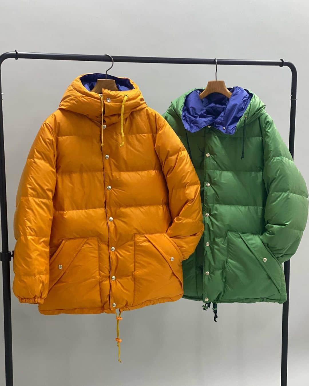 ビームス神戸のインスタグラム：「BEAMS PLUSのアイテム紹介🧳🧶  BEAMS PLUS / エクスペディション ダウンパーカ II  item no: 38-18-0374-139 price:¥85,800（税込）    1960年代ヴィンテージのアウトドアダウンジャケットをベースにボリューム感豊かにデザインした〈BEAMS PLUS〉エクスペディションダウンジャケット。寒い季節を乗り越えるファッション性と機能性を備えたダウンジャケットです。  🔍商品の問い合わせは、電話orDMでも承っております。  ⚠️営業時間中での返答となりますので、お時間がかかる可能性がございます。予めご了承下さいませ。  ☎️078-335-2720  #beams#bprbeams#beamsplus#beamsboy#raybeams#kodomo#beamst#instafashion#instagood#outfit#outfitoftheday#fashion#ootd#beamskobe#kobe#japan#ビームス#beamsplus」