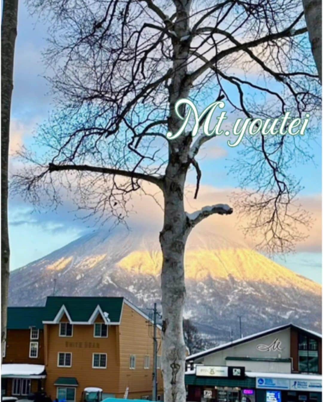 KANAさんのインスタグラム写真 - (KANAInstagram)「ニセコの羊蹄山と、くのいちキッチンです （あー！青い屋根しか写ってなかった！🥺探して。）🗻🚚✨️  富士山に引き続き 日本にこんな美しい山があることに感動し ニセコにいる間は、今日の羊蹄山シリーズのストーリー増えるかもしれません🐒💕 いや、ホント綺麗✨️  新居は、 窓を開ければ 森 でした🌳🌳🌳🌳🐯🦒🌳🌳🌳🌳🌲🦌🌳 🦌鹿に起こされたりするの？  全く、想像ができません。笑 毎日マイナスイオンで、オーラ変わりそうw  そして 毎日身体が冷えて、女性にはかなり過酷なので ニセコの温泉の回数券とか 月契約のパスを買おうかな？と 考えてました🫢💕♨️  そしたら毎日、温泉動画も撮れる場合もあるかもしれないし 肉体的にも良いかな♨️と。  どこかニセコでオススメの温泉知ってますか？🥰  私は、五色温泉しかいったことないかもしれません🐒♨️🐒（めちゃくちゃよかった！けどちょっと遠いかも）  #羊蹄山 #ニセコ #北海道旅行 #スノーボード #温泉女子  #温泉  #温泉旅行」12月4日 16時56分 - kana1862