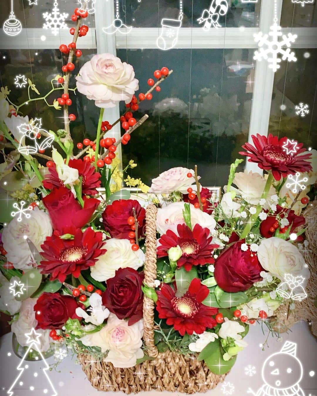 小坂明子のインスタグラム：「すみれ会から50周年祝いのお花 。もう本当にお花は幸せを呼ぶから。ありがとうございます💐」