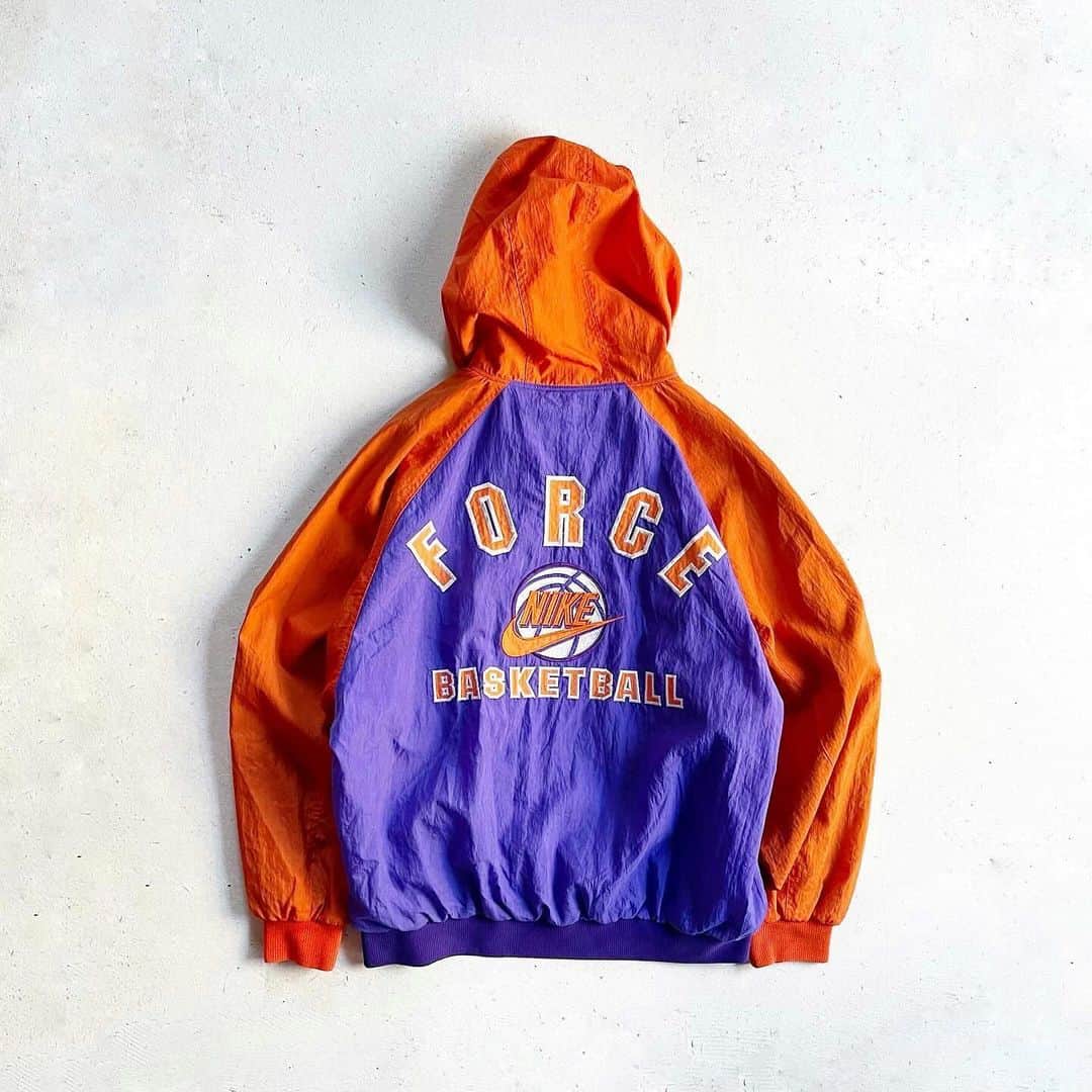 DROP...vintage select shopのインスタグラム：「1990s NIKE FORCE Basketball Nylon Hooded Jacket」