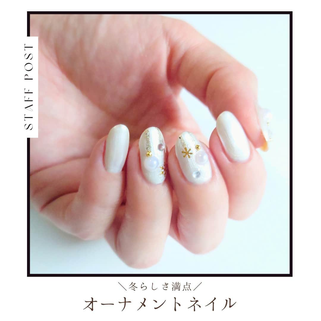 NAIL HOLICのインスタグラム：「冬らしさ満点オーナメントネイルが気になったら✨スタンプで教えてね！⁡  シールやパーツを追加するだけで 簡単に冬にぴったりなお洒落ネイルに大変身🧣  【HOW TO】 ①WT006を全体に２度塗り ②GD083でラインを引く ③オーナメントを下げるようにパーツorシールを配置 ④トップコートをたっぷり塗って完成  シンプルで上品なパールのパーツや雪のシールがおすすめです🎶  ⁡ ◌* ┈ ┈ ┈ ┈ ┈ ┈ *◌˳ 【レビュー投稿募集中💅】 @nailholic_kose をタグ付けしてぜひ投稿してくださいね♪ ◌* ┈ ┈ ┈ ┈ ┈ ┈ *◌˳  #kose #コーセー #nailholic #nailholic_kose #ネイルホリック #オーナメントネイル  #クリスマスネイル  #冬ネイルデザイン  #冬ネイル2023 #ホワイトネイル #ネイル記録 #トレンドネイル #ネイル初心者 #ポリッシュネイル #ポリッシュ #マニキュア #ナチュラルネイル #カジュアルネイル #だれでもネイル #今日のネイル」