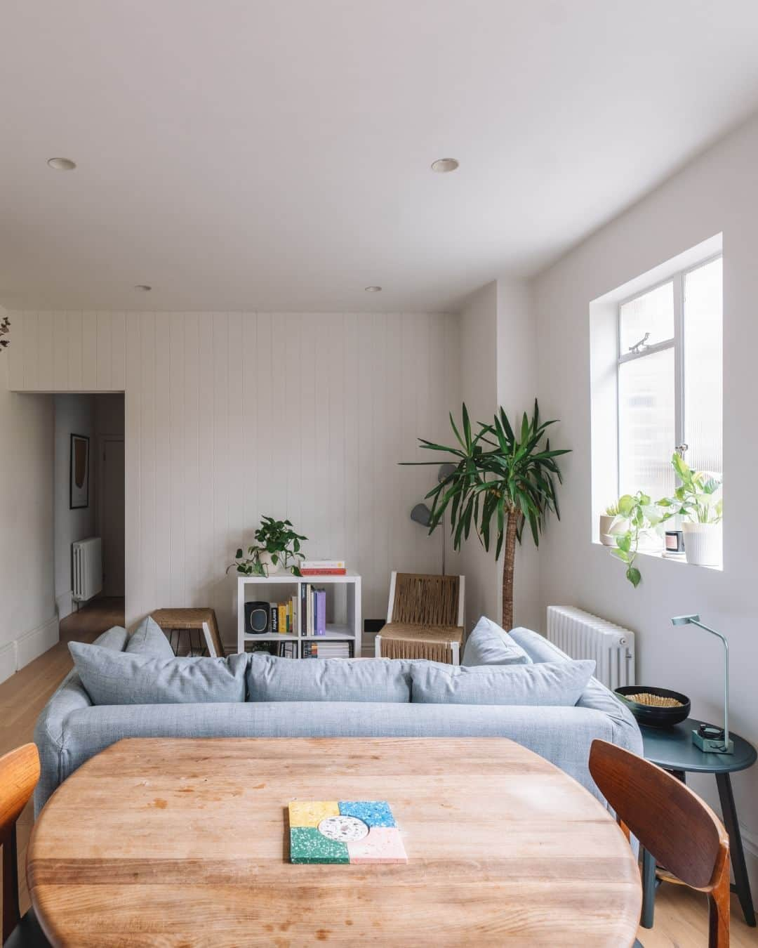 The Modern Houseさんのインスタグラム写真 - (The Modern HouseInstagram)「#forsale Calm and Concise: a sensitively refurbished two-bedroom apartment in East Dulwich, London.   Follow the link in bio for the sales listing.   Darrell Road, London SE22」12月4日 17時00分 - themodernhouse