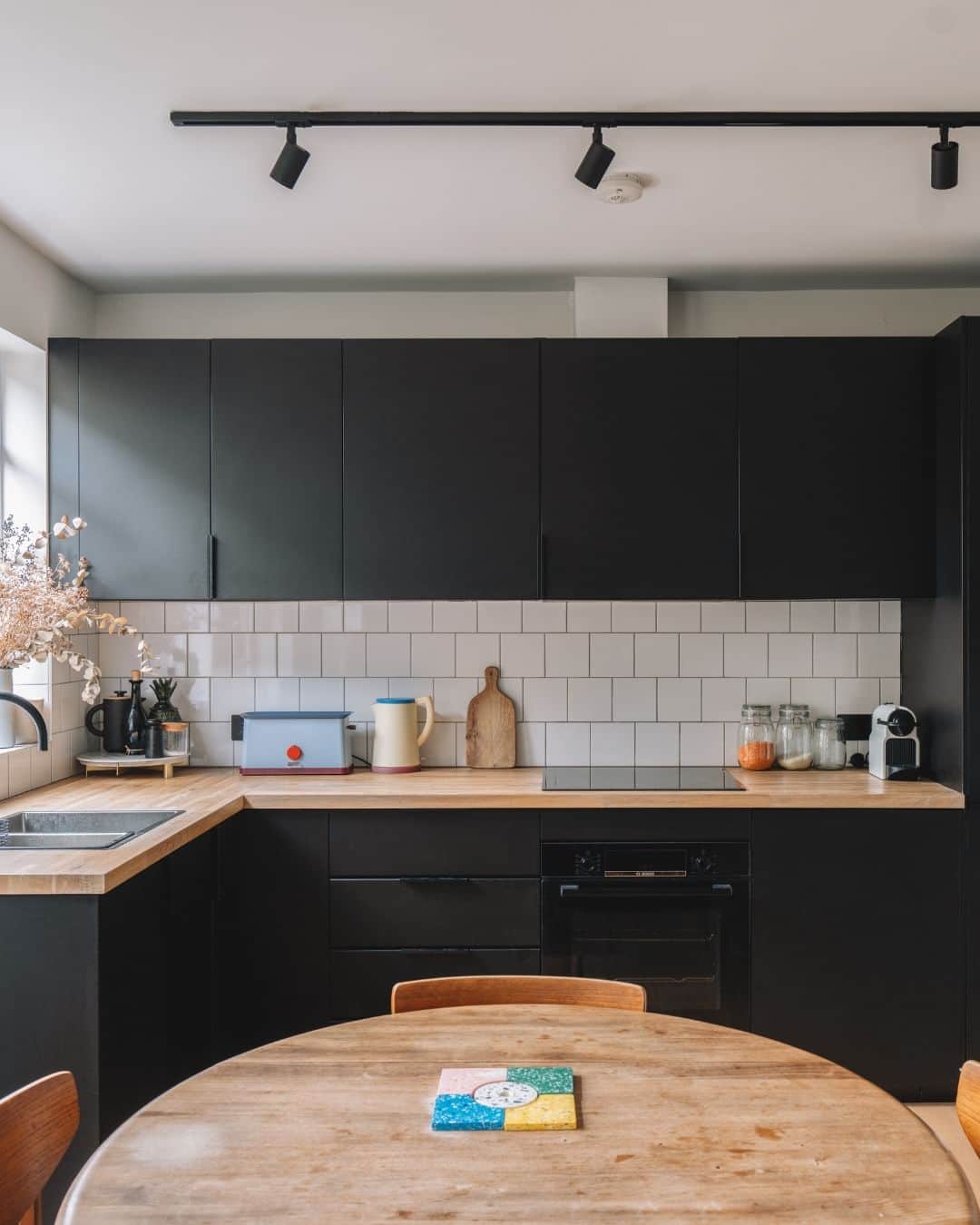 The Modern Houseのインスタグラム：「#forsale Calm and Concise: a sensitively refurbished two-bedroom apartment in East Dulwich, London.   Follow the link in bio for the sales listing.   Darrell Road, London SE22」