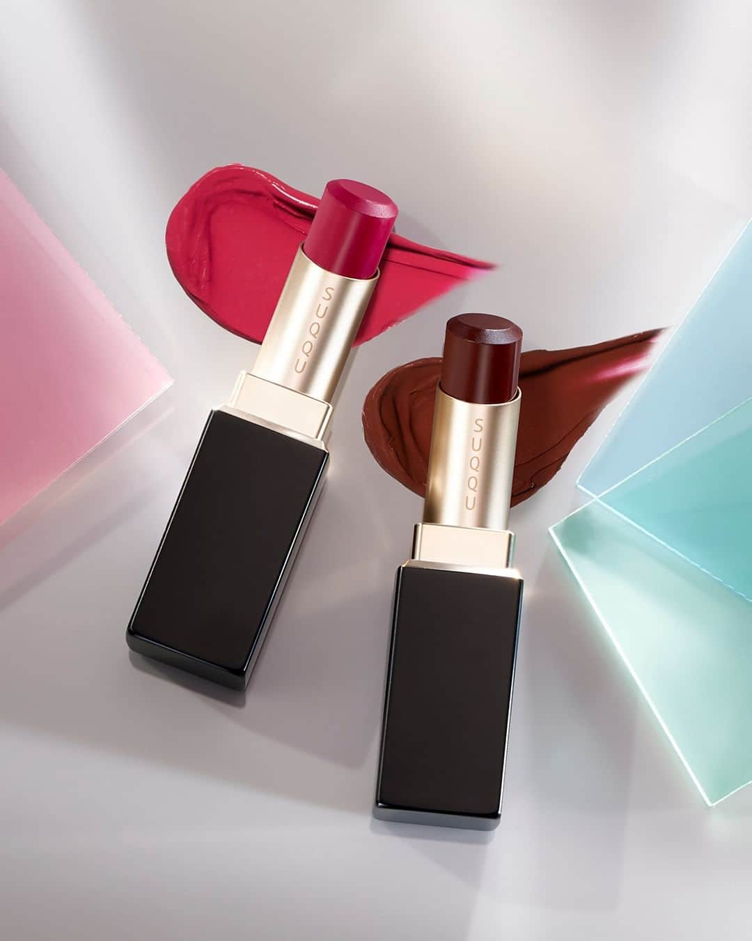 SUQQU公式Instgramアカウントのインスタグラム：「A single application is all you need to create a shimmer that is the star of the show. Two colors that boldly and powerfully adorn the lips.  VIBRANT RICH LIPSTICK 118 -HANANUSUMI [Limited color]: An eye-catching fuchsia pink with a prominent presence. 119 -KOIKAGE [Limited color]: An edgy, grown-up dark brown is a rich color you will want to choose in winter.  ひと塗りで主役級の華やかさ。力強く、大胆に唇を彩る2色。  バイブラント リッチ リップスティック 118 花盗 -HANANUSUMI [限定色]: 主役級の存在感を放つ、目が覚めるようなフューシャピンク。 119 濃影 -KOIKAGE [限定色]: エッジを効かせた大人っぽいダークブラウンは、冬に選びたくなる濃厚カラー。  #SUQQU #スック #jbeauty #cosmetics #SUQQU20th #SUQQUcolormakeup #wintercolorcollection #newproducts #holiday #limited #バイブラントリッチリップスティック」