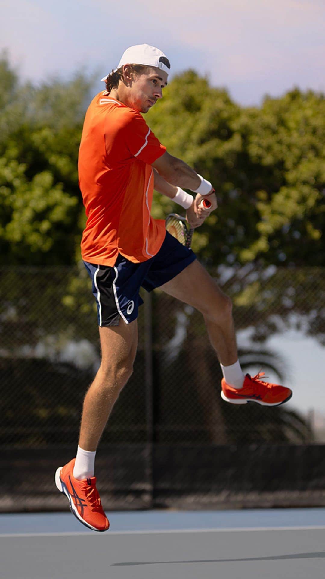アレックス・デミノーのインスタグラム：「The weight is over… Lighter, faster, and more comfortable, introducing the SOLUTION SPEED™ FF 3 tennis shoe: designed with the speed 😈 himself to help you move from unsure to unstoppable on the court.  #SOLUTIONSPEEDFF」