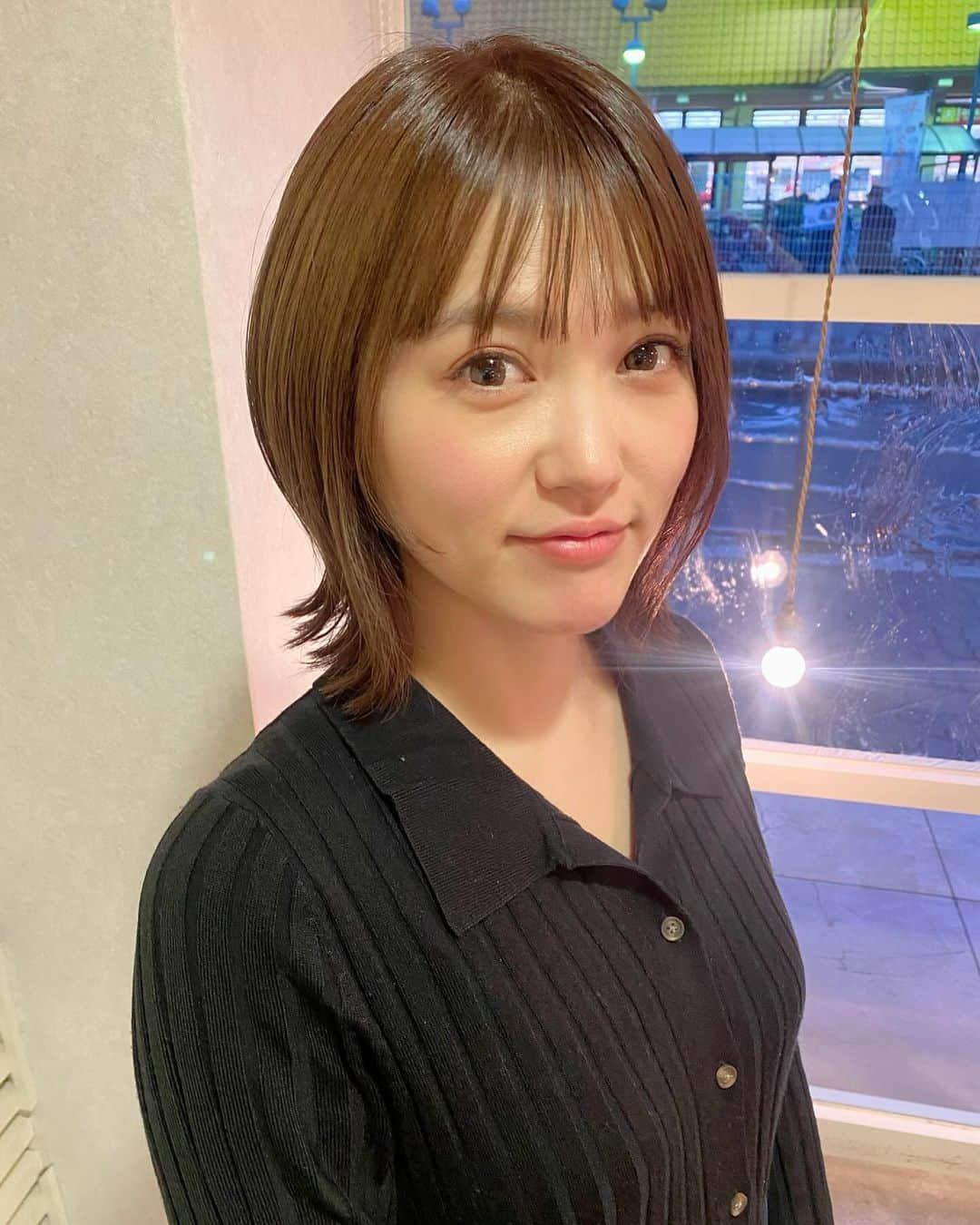 三島ゆかりさんのインスタグラム写真 - (三島ゆかりInstagram)「月に一度のヘアメンテナンス💇‍♀️ 託児付き美容室に行くまでは髪染めに行くのすらパパやお母さんやシッターさんにお願いしないと行けなくて、私の予定だけで決められないのはめちゃくちゃストレスだった‼️ 保育士さんに見てもらえて、ご飯やおやつも持参したら食べさせてくれるし、普段授乳しながらでないと寝ない息子でもお昼寝させてくれたり、本当に安心して預けられる🥺✨ しかもそれが託児料無料でカットやカラーの施術料金のみってのがもうありがたいでしかない❤️❤️ 産後は抜け毛や白髪が増えたり今までそんなんじゃなかったやん！って思うようなクセが出たり、髪質がすごい変わったから月一行かなきゃモチベーションがだだ下がりするから😭 産後のママの強い味方🙏 ママ友にも紹介してるw🤭 みんな産後の悩みはだいたい同じだから知ってる情報は共有しないとね👍  #託児付き美容室 #ヘアカラー #ヘアカット #ヘッドスパ #美容day #産後ママ #ママの味方 #1歳6ヶ月 #男の子ママ #三島ゆかり #あったらいいな便利だな #保育士さんありがとう」12月4日 17時01分 - apple340