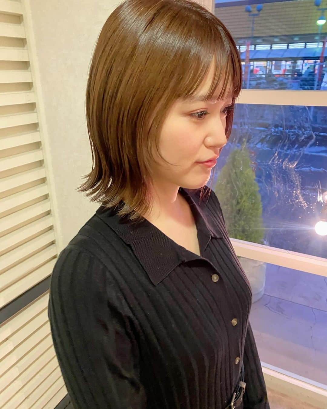 三島ゆかりさんのインスタグラム写真 - (三島ゆかりInstagram)「月に一度のヘアメンテナンス💇‍♀️ 託児付き美容室に行くまでは髪染めに行くのすらパパやお母さんやシッターさんにお願いしないと行けなくて、私の予定だけで決められないのはめちゃくちゃストレスだった‼️ 保育士さんに見てもらえて、ご飯やおやつも持参したら食べさせてくれるし、普段授乳しながらでないと寝ない息子でもお昼寝させてくれたり、本当に安心して預けられる🥺✨ しかもそれが託児料無料でカットやカラーの施術料金のみってのがもうありがたいでしかない❤️❤️ 産後は抜け毛や白髪が増えたり今までそんなんじゃなかったやん！って思うようなクセが出たり、髪質がすごい変わったから月一行かなきゃモチベーションがだだ下がりするから😭 産後のママの強い味方🙏 ママ友にも紹介してるw🤭 みんな産後の悩みはだいたい同じだから知ってる情報は共有しないとね👍  #託児付き美容室 #ヘアカラー #ヘアカット #ヘッドスパ #美容day #産後ママ #ママの味方 #1歳6ヶ月 #男の子ママ #三島ゆかり #あったらいいな便利だな #保育士さんありがとう」12月4日 17時01分 - apple340