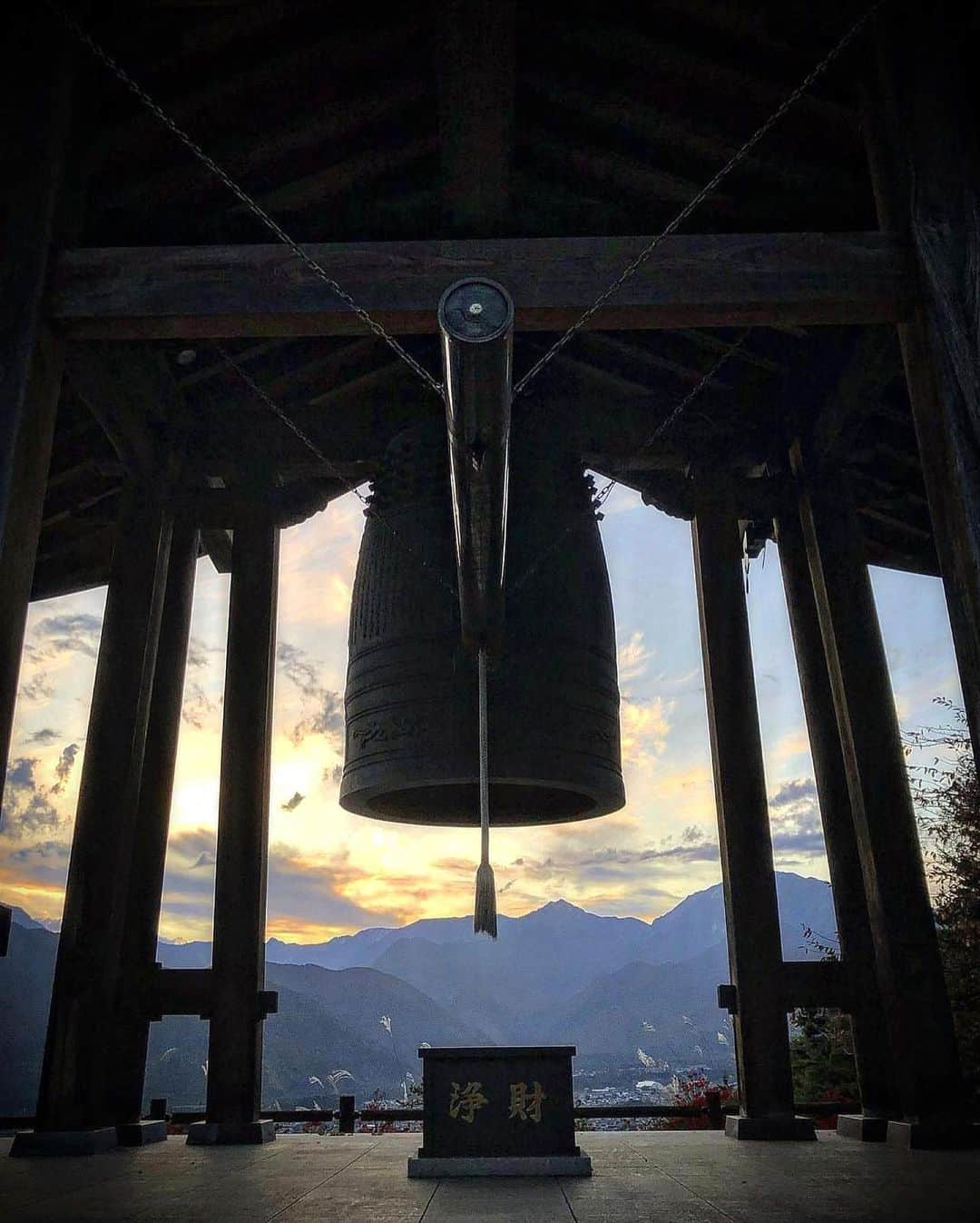 ?長野県 観光 公式インスタグラム のインスタグラム：「// Photo by @sasa.oz3  600年以上の歴史 「霊松寺」 ＠大町市  曹洞宗寺院としては長野県内最古とされている「霊松寺」  境内の各所にみごとな彫刻が施され、 その美しさから県宝にも指定されています👀✨️  美しい山々を背景に、大きな鐘楼が印象的 ぜひ一度訪れてみてはいかが？😀✨️  ＝＝＝＝＝＝＝＝＝  Reishoji Temple (Omachi City)  Omachi City’s Reishoji Temple is the oldest example of a Sōtō sect temple in Nagano Prefecture.   Its grounds are filled with splendid sculptures, and their beauty has earned them designations as treasures of Nagano Prefecture.  The scenery of the bell tower with majestic mountains at its back is truly stunning.  ＿＿＿＿＿＿＿＿＿　  Location / Omachi City , Nagano , Japan   #おうちでながの #長野のいいところ #霊松寺 #大町市  ＿＿＿＿＿＿＿＿＿  🍁インスタアワード秋冬⛄作品募集中📷  #長野の列車旅秋冬 撮影場所(長野県内に限ります) をキャプションに入れて 応募期間（10/16～1/31）に投稿してください。 優秀作品に選ばれると 長野県特産品セットをプレゼント🎁」