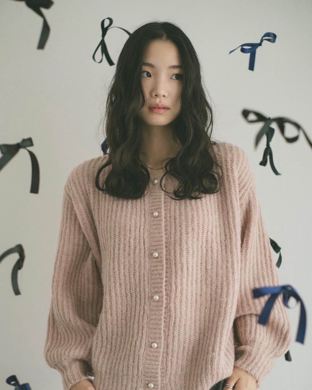 Vannie Officialのインスタグラム：「23 WINTER COLLECTION.  ︎︎ line tack slacks pants ivory / gray S / M / L ¥5,390(tax in)  ︎︎ over pearl knit cardigan ivory / lightgray / blue / pink ¥5,390(tax in)  ︎︎  padded shoulder bag ivory / black ¥4,510(tax in)  #vannie_u #ヴァニーユー」