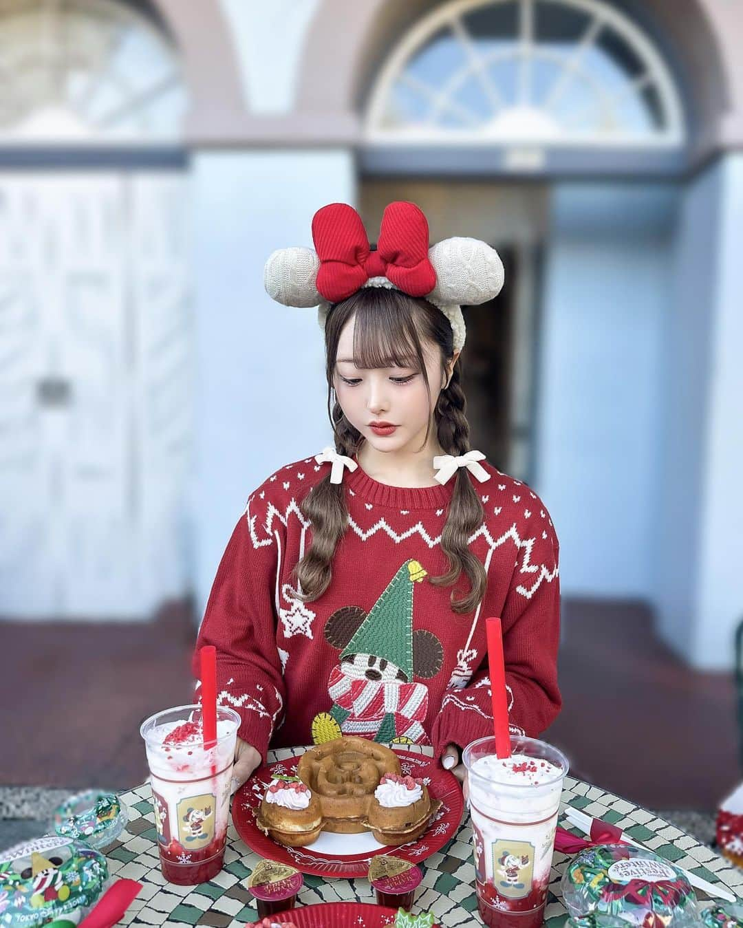 神楽ひなこさんのインスタグラム写真 - (神楽ひなこInstagram)「ミッキーワッフル🧇🎅🏻🎄.* クリスマスバージョンで可愛すぎる🍓♡  . .  #ディズニーフード #ディズニーコーデ#ディズニークリスマス#リルリンリン#ディズニーランド」12月4日 17時04分 - hinako_kagura