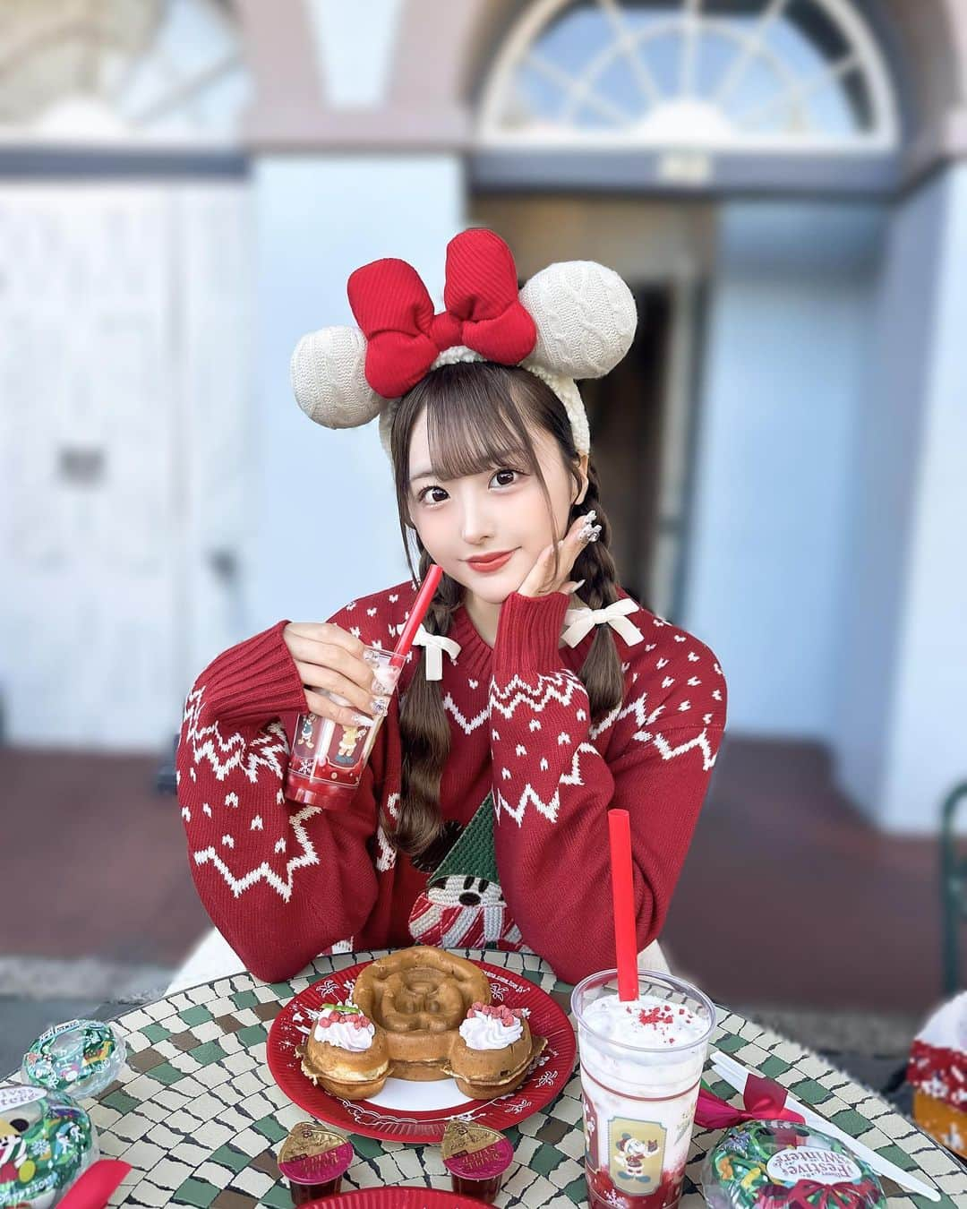 神楽ひなこさんのインスタグラム写真 - (神楽ひなこInstagram)「ミッキーワッフル🧇🎅🏻🎄.* クリスマスバージョンで可愛すぎる🍓♡  . .  #ディズニーフード #ディズニーコーデ#ディズニークリスマス#リルリンリン#ディズニーランド」12月4日 17時04分 - hinako_kagura