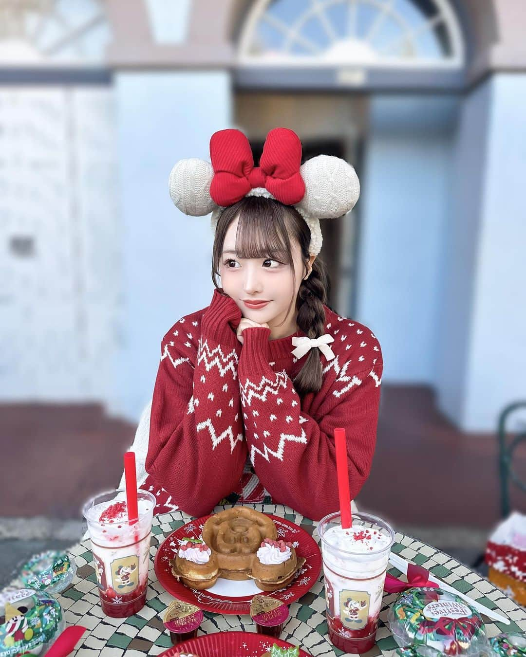 神楽ひなこさんのインスタグラム写真 - (神楽ひなこInstagram)「ミッキーワッフル🧇🎅🏻🎄.* クリスマスバージョンで可愛すぎる🍓♡  . .  #ディズニーフード #ディズニーコーデ#ディズニークリスマス#リルリンリン#ディズニーランド」12月4日 17時04分 - hinako_kagura