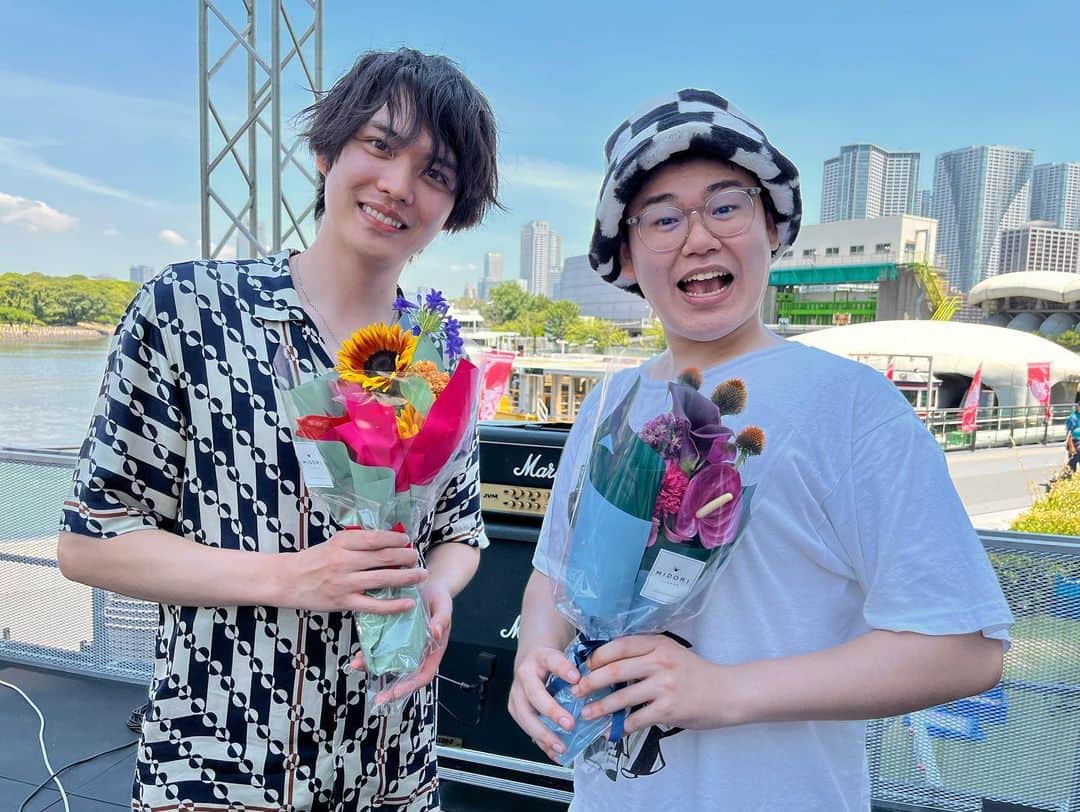 パリピ孔明さんのインスタグラム写真 - (パリピ孔明Instagram)「🤟#パリピ孔明 クランクアップ🤟  JET JACKET RYO役 #森崎ウィン さん、 MASA役 #高尾悠希 さん、 TAKU役 #松延知明 さん💐  煎じ薬を飲んで美声になってしまった3人が 既に懐かしいです…✨ ドラマ後半では店内のBGMにJET JACKETの楽曲が使われたり、街頭ビジョンに登場していたりなど 無事メジャーデビューも果たしていました🎉  1~3話＆最終話はTVer無料見逃し配信中！」12月4日 17時05分 - paripikoumei_cx