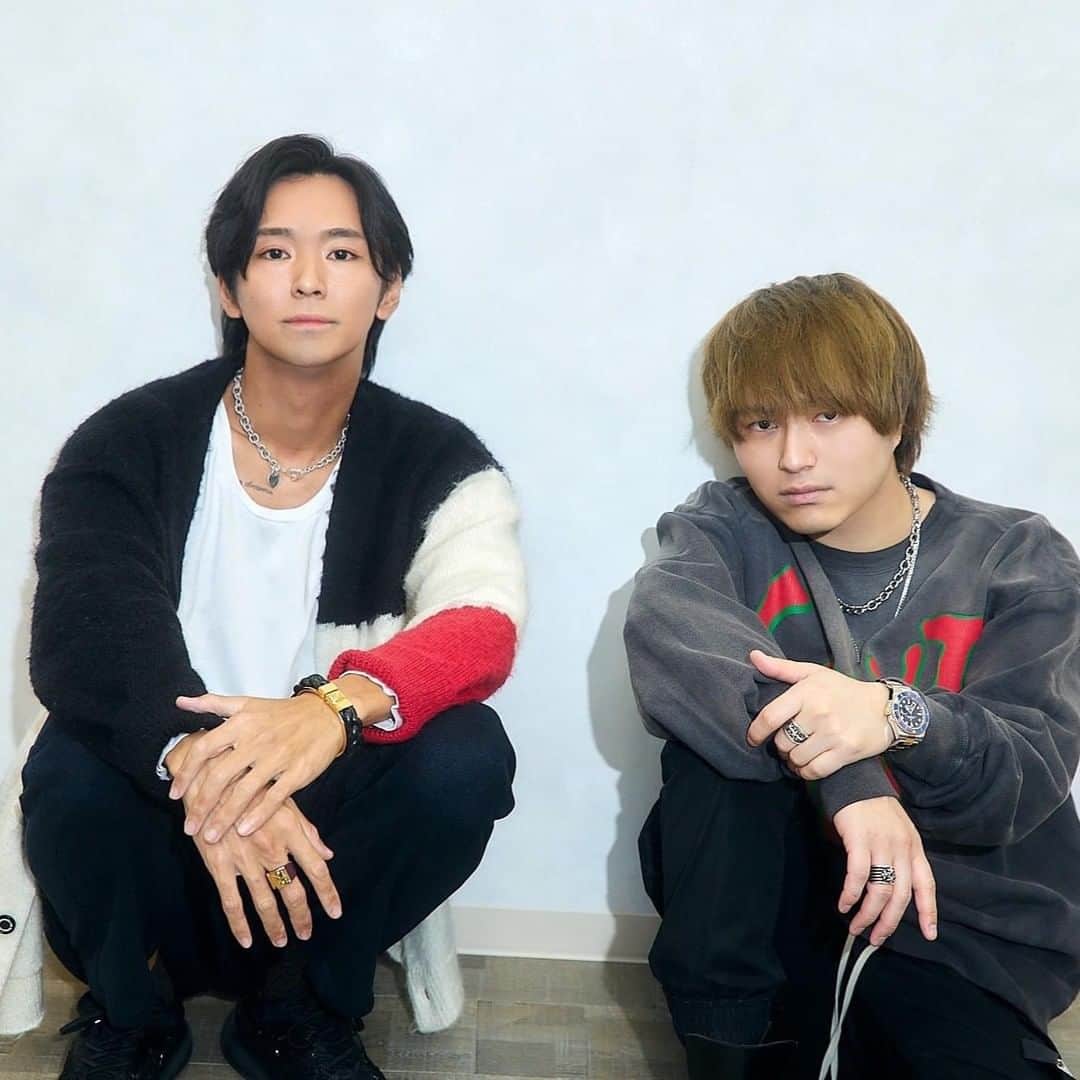 ビルボード・ジャパンのインスタグラム：「作曲家・池内ヨシカツとNovelbright・竹中雄大の対談インタビューを公開中！  コラボ楽曲「Lonely」をリリースした経緯やお互いの印象、実際の制作プロセスなどたっぷりと話を訊きました。  🔗: https://www.billboard-japan.com/special/detail/4174  📸: 筒浦奨太」