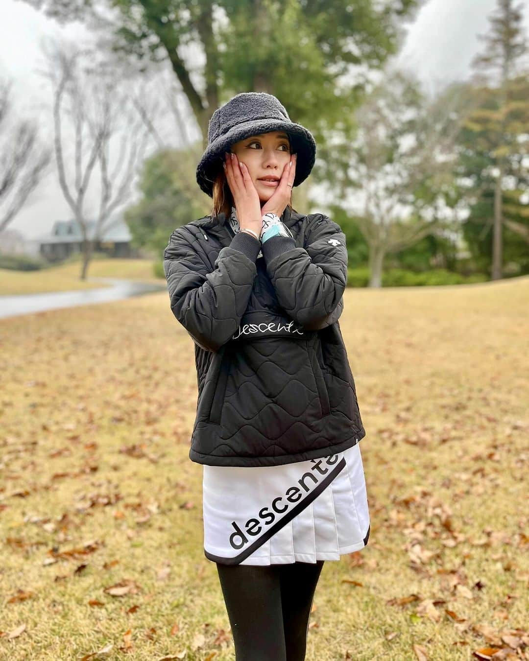 ISHIIYUKIKOのインスタグラム：「ずーっっっと霧雨だった日🌧️ 霧雨だったから途中で止むんじゃないかって思ったら最後まで止まなかった🥹笑  気温も低くて寒かったけどデサントのウェアが暖かくて乗り越えられた❤️ @descentegolf.jp   タイツもデサント❣️厚めの生地で暖かい☺️インナーも厚めの生地で内側モコモコで暖かいの♡  #pr #ゴルフ #ゴルフ女子 #golf #golfgirls  #골프 #골프스타그램  #高尔夫 #golfswing  #韓国スタイル #ゴルフウェア #ゴルフコーデ #ゴルフアパレル #デサントゴルフ #バケハ」