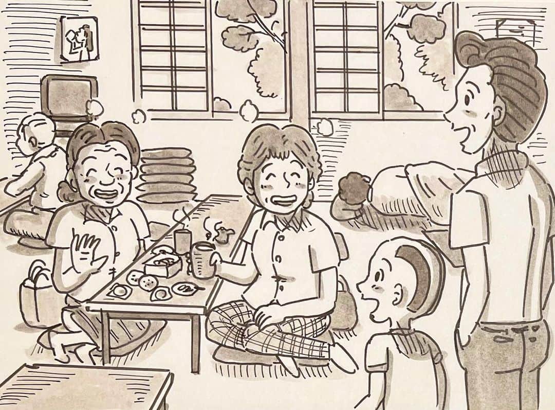 のインスタグラム：「僕の実家は理髪店なんですが、定休日は月曜日なので、たまに学校から帰ると突然、  「母ちゃんを迎えに行くぞー。」  って親父に言われて、温泉に連れて行って貰った事がありました。  お休みの日、母ちゃんはいつもお婆ちゃんを誘って、日帰り温泉に朝から行っていました。  休憩所でのんびりくつろいで、1日に何度も温泉に浸かっていたそうです。  子供の頃は温泉に浸かる事はそんなに好きでは無かったのですが、休憩所でお茶を飲むのは好きでした。  持ち寄ったお菓子や漬物、みかんを食べた、楽しい思い出があります。  母ちゃんとお婆ちゃんは、1日中のんびりとお茶を飲みながらお話をして、温泉でゆっくりと過ごして、  温泉で体を癒して、休憩所で心を癒していたのかなぁ。  と、今は仕事をしながら、たまには温泉に1日中浸かって、のんびりしたいなぁと、あの光景を思い出しています。☺️♨️✨  #鉄拳　#イラスト　#温泉　#休憩所でのんびり　#毎朝寒いから温まりたい〜　#たまには息抜き  #ちゃんと親父を誘って温泉行ってますよ☺️♨️✨」