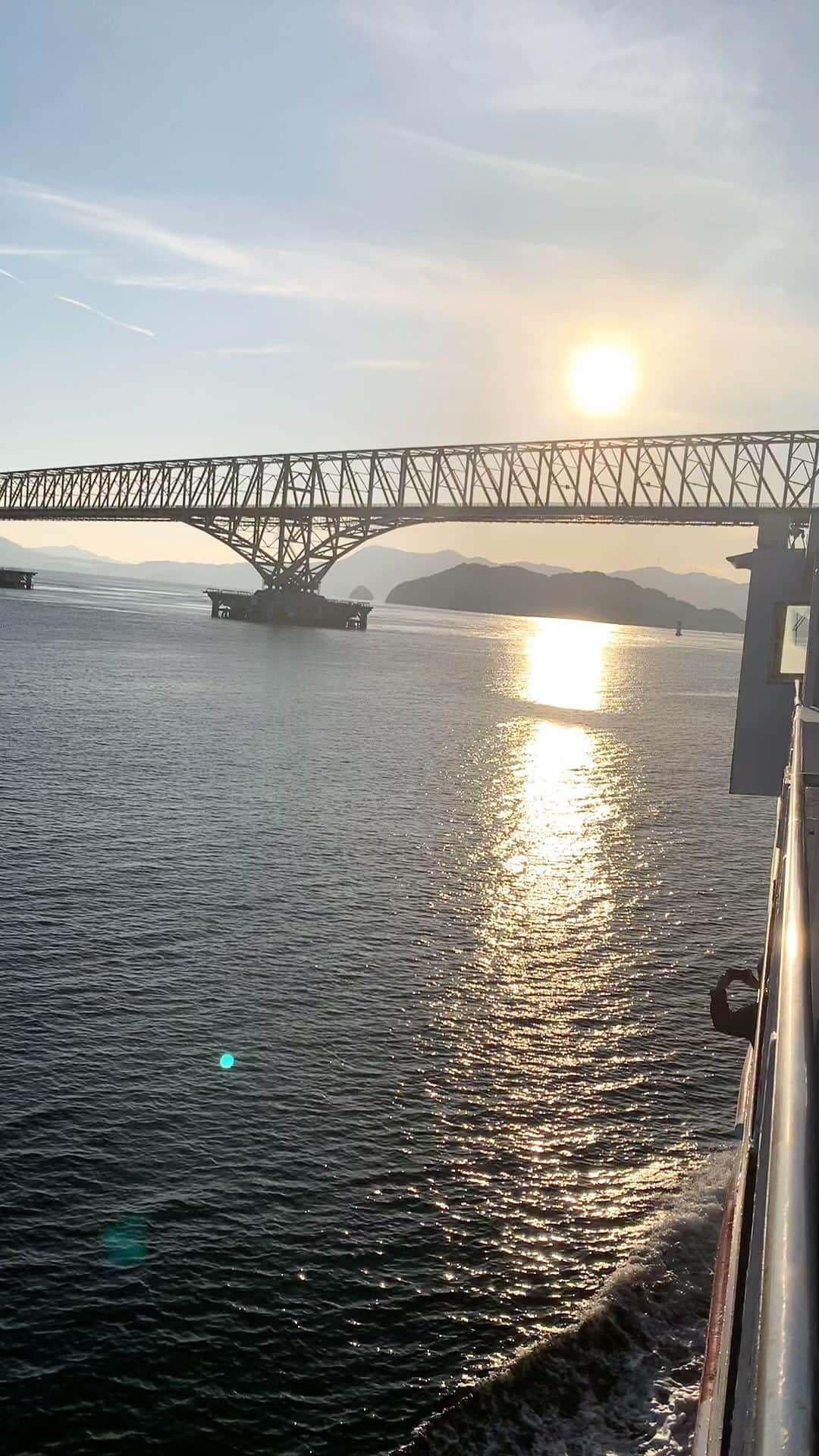 黒沢薫のインスタグラム：「橋をくぐる。 #instamovie #sea #ship #bridge #瀬戸内 #sunset #amazing #instaview #ヒアナウ #lovelife」