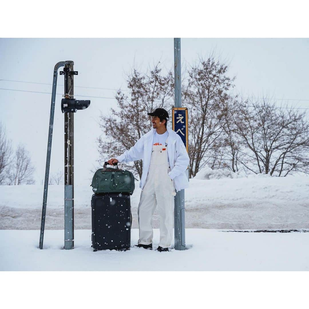 幸太さんのインスタグラム写真 - (幸太Instagram)「Where should I go?  今年も雪山🏔️何回楽しみに行けるかな  因みにこの次の日、帰る前にスノボーで転けて 今年は半年以上、左肩まともに使えませんでした😅  今年は、気を付けて楽しもうww  📷by @smisfits  #ootd  Cap @cafe_beach_tree   Jacket vintage  Overall  @universaloverall_jp   Carry bag @zett_thule @thule   Shoulder bag  @felisi_japan   #snow #hokkaido  #tripstyle  #universaloverall  #thule  #felisi」12月4日 17時12分 - kotawave