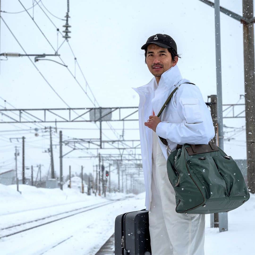 幸太のインスタグラム：「Where should I go?  今年も雪山🏔️何回楽しみに行けるかな  因みにこの次の日、帰る前にスノボーで転けて 今年は半年以上、左肩まともに使えませんでした😅  今年は、気を付けて楽しもうww  📷by @smisfits  #ootd  Cap @cafe_beach_tree   Jacket vintage  Overall  @universaloverall_jp   Carry bag @zett_thule @thule   Shoulder bag  @felisi_japan   #snow #hokkaido  #tripstyle  #universaloverall  #thule  #felisi」