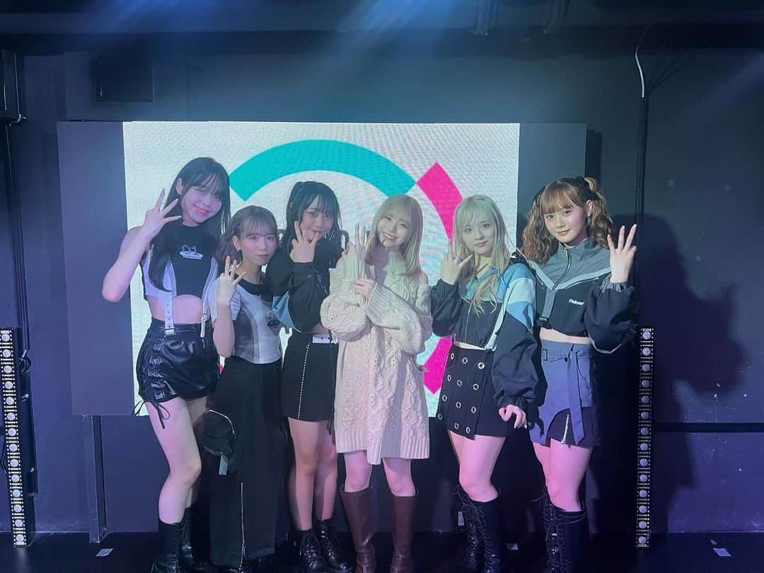 若林萌々のインスタグラム：「先日ライブに招待いただいて行ってきたよ〜🎤🤍  すごい楽しかった👼🤍🤍可愛いみんなが歌って踊ってるの目の保養すぎた🪄  @8wonder_wander8 さんは2/9に渋谷 club asiaでワンマンライブするみたいです🫶🏻  #PR#WONDERWANDER#BUZZLive」