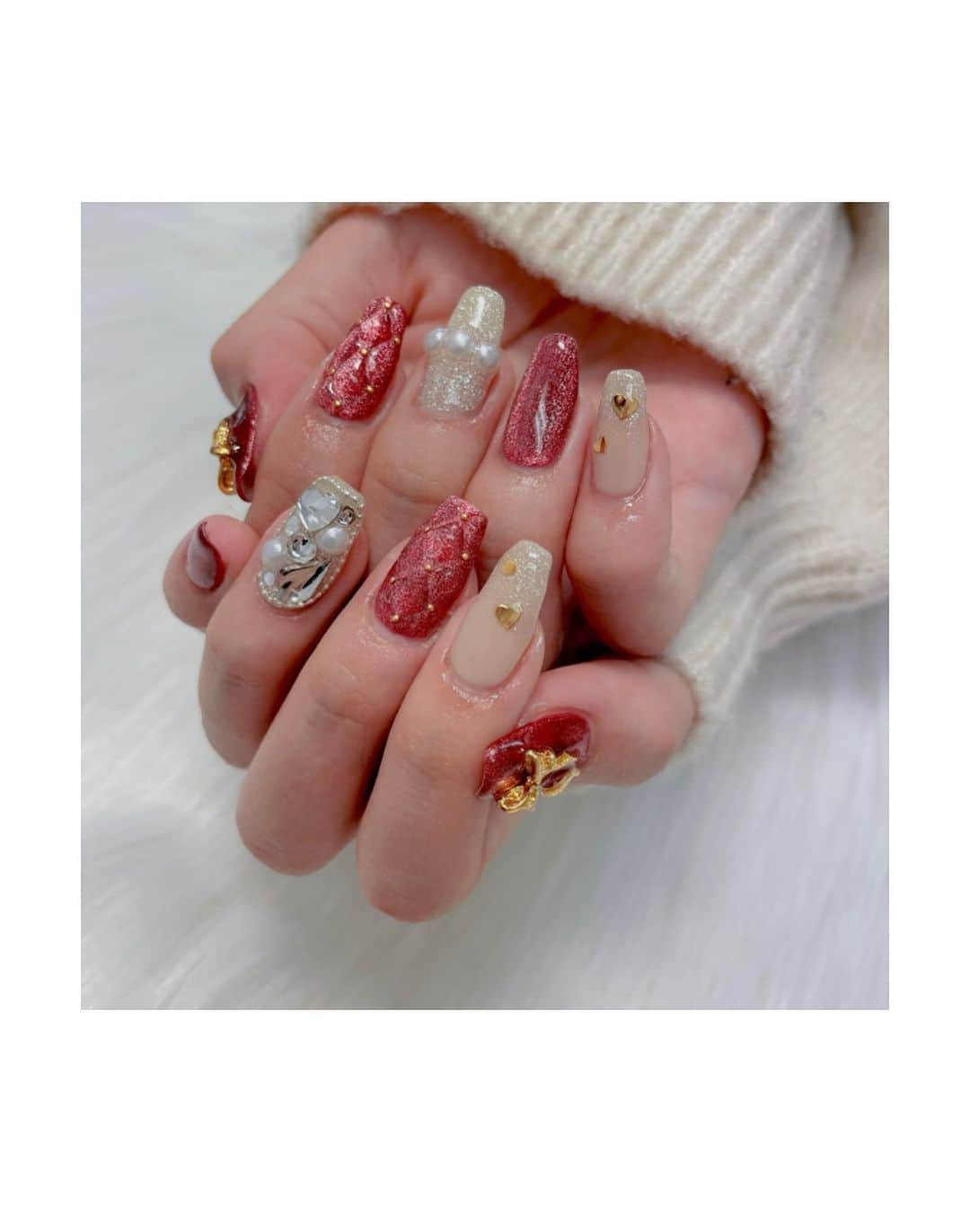 川瀬あやめ（ukka）のインスタグラム：「・ new nail🎅🏻  #クリスマスネイル #キルティングネイル #シェルネイル #ukka #川瀬あやめ」