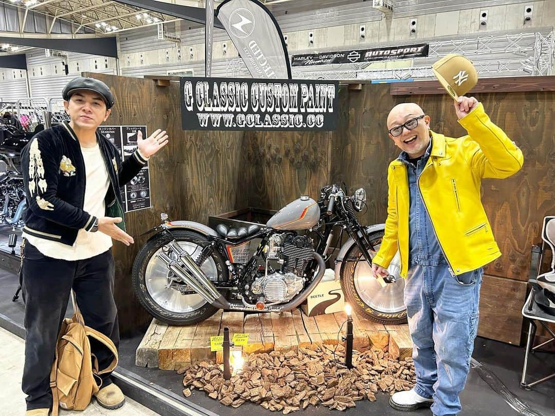 伊藤智博のインスタグラム：「YOKOHAMA HOT ROD CUSTOM SHOW 2023に行ってきました！ しもにーのSRメチャクチャかっこいいです！  #YOKOHAMAHOTRODCUSTOM SHOW #ホットロッドカスタムショー #しもにー #LLR伊藤  #drybones #ドライボーンズ #tailortoyo #テーラー東洋 #スカジャン #スカジャンコーデ #thebackdrop #nicholasdaley #ニコラスデイリー #slowwearlion #スローウェアライオン」