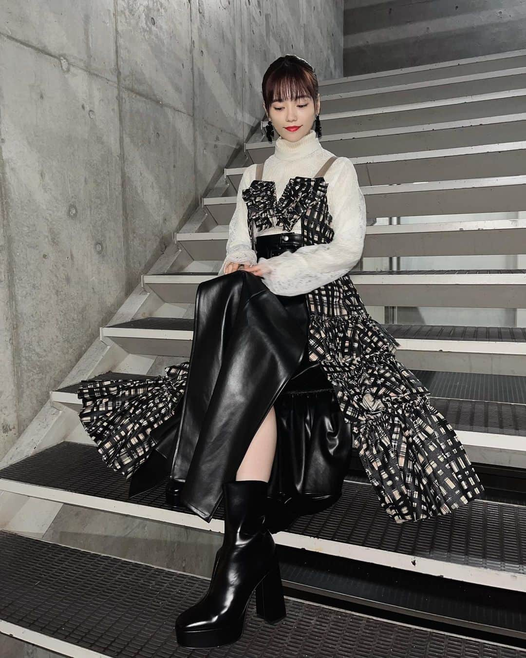 島崎遥香さんのインスタグラム写真 - (島崎遥香Instagram)「🖤🩶🖤 H&M @nobusawahitoshi  Stylist @hao_yoshienunoda」12月4日 17時17分 - paruuuuuru