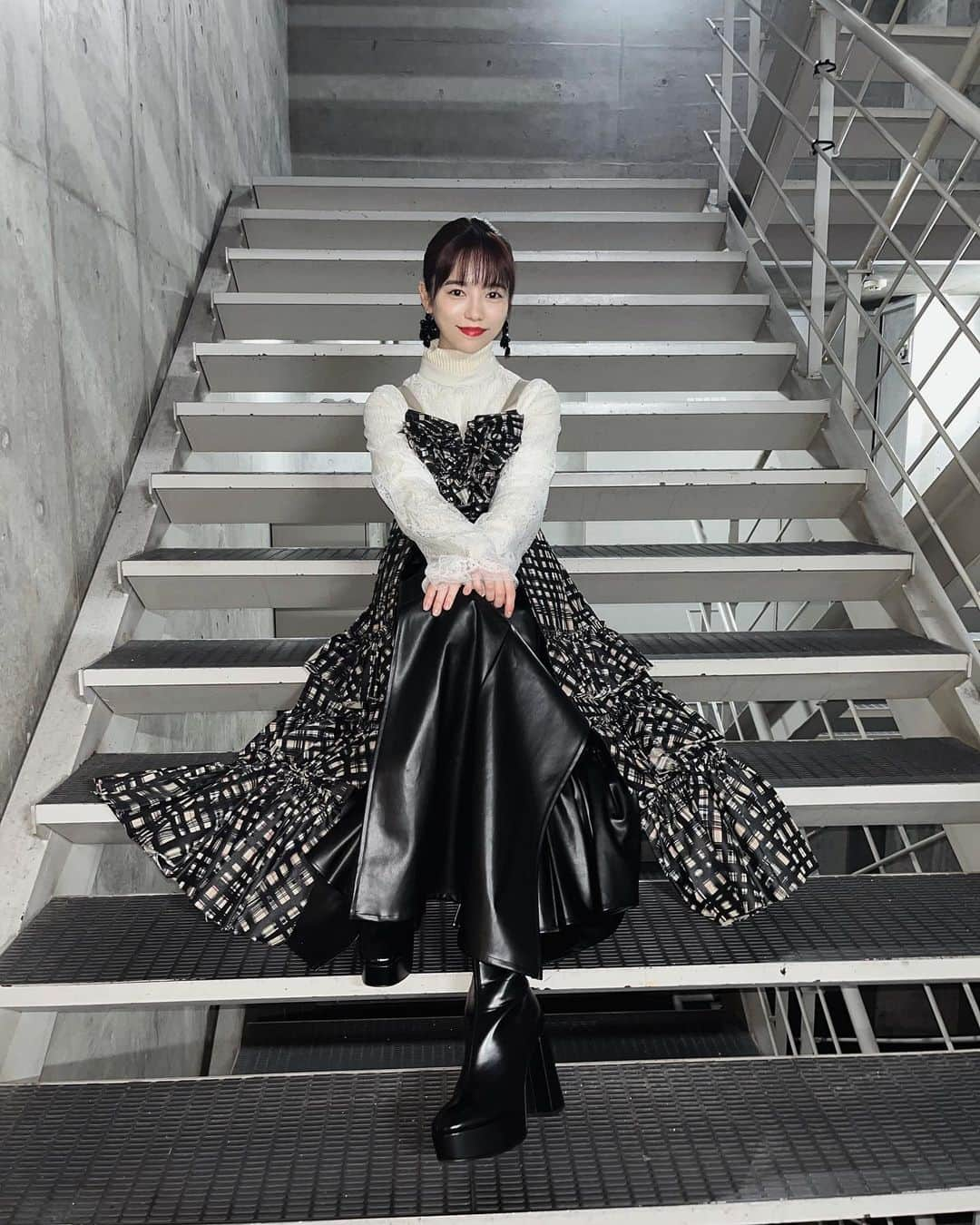 島崎遥香さんのインスタグラム写真 - (島崎遥香Instagram)「🖤🩶🖤 H&M @nobusawahitoshi  Stylist @hao_yoshienunoda」12月4日 17時17分 - paruuuuuru