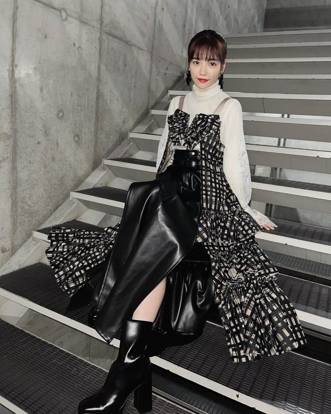 島崎遥香さんのインスタグラム写真 - (島崎遥香Instagram)「🖤🩶🖤 H&M @nobusawahitoshi  Stylist @hao_yoshienunoda」12月4日 17時17分 - paruuuuuru