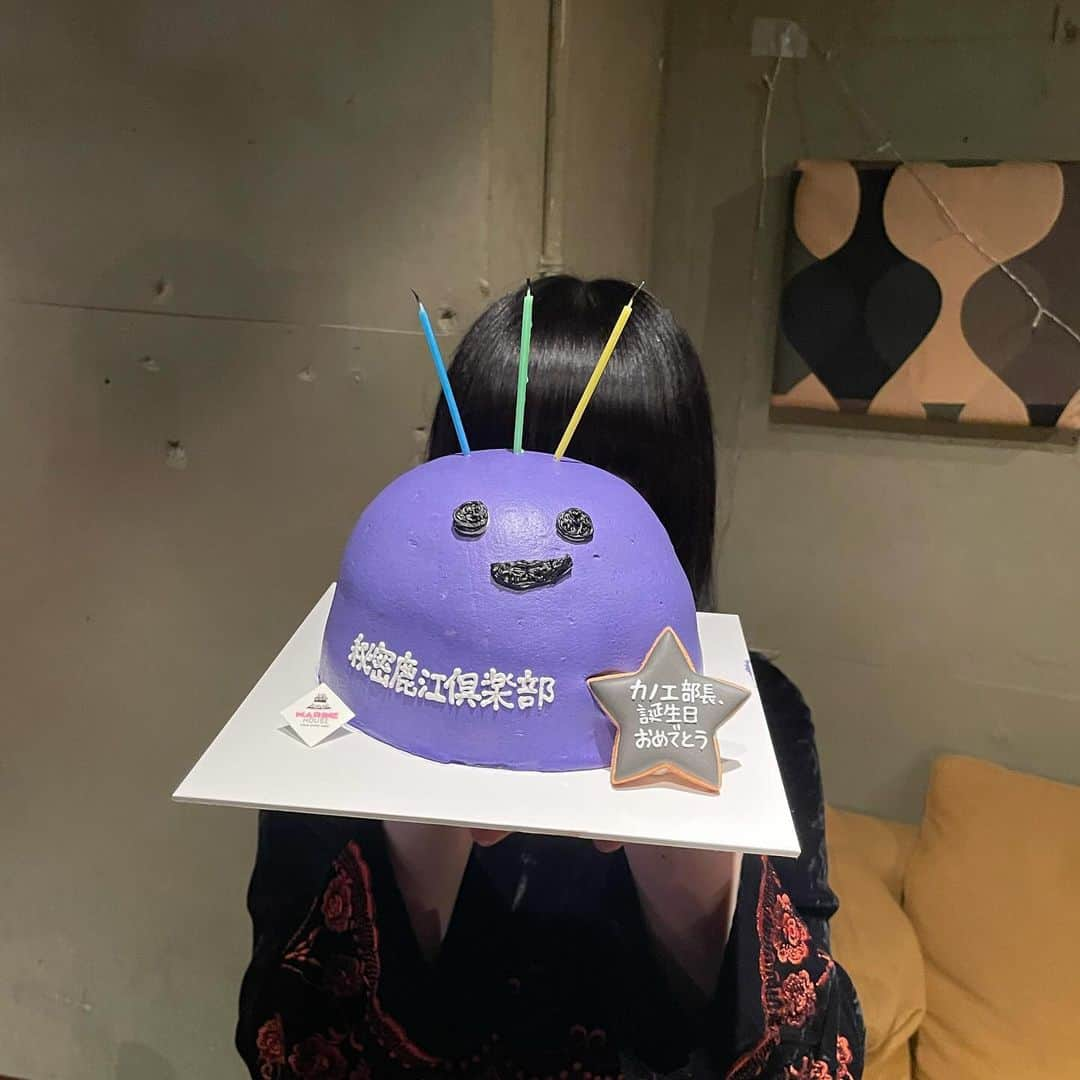 カノエラナ（スタッフ）さんのインスタグラム写真 - (カノエラナ（スタッフ）Instagram)「🎂🥳 ⁡ 2023.12.04 #カノエくん生誕祭 ⁡ いつも応援してくれる勇者のみなさん 本当に本当にありがとうございます🎂❤️‍🔥 ⁡ 写真は、昨日行われたファンミーティング「第二回秘密鹿江倶楽部外活動〜おたんじょうびかい〜」のときのもの。 ⁡ 1枚目は、倶楽部公式キャラクター「虚無くん」とカノエくんです。 ⁡ 2枚目は、「キョムエラナ」です。 ⁡ ⁡ 〜〜〜 ⁡ ⁡ 【本日23:59まで】 来年２月よりスタートする弾き語りツアー「僕と七星」のチケットオフィシャル先行予約受付中！ ⁡ 2月1日(木)	神奈川・7th AVENUE 2月3日(土)	福岡・LIV LABO 2月4日(日)	佐賀・GEILS  2月9日(金)	大阪・心斎橋SOMA 2月10日(土)	愛知・ell.SIZE 2月12日(月)	宮城・Back Page 2月16日(金)	東京・新代田Fever ⁡ ぜひ生歌を観に遊びにいらしてください❤️‍🔥 ⁡ ⁡ #kanoerana #anime #kanoe #acoustic #guitar  #summer #anime #kanoe #yukata #OP #ティアムーン帝国物語#acoustic #guitar #live #band #anime #アニメ #アニソン #名刺 #お渡し会 #ハニーホリック #アニメイト  #ヒカリ#QueenoftheNight」12月4日 17時17分 - kanoerana_official