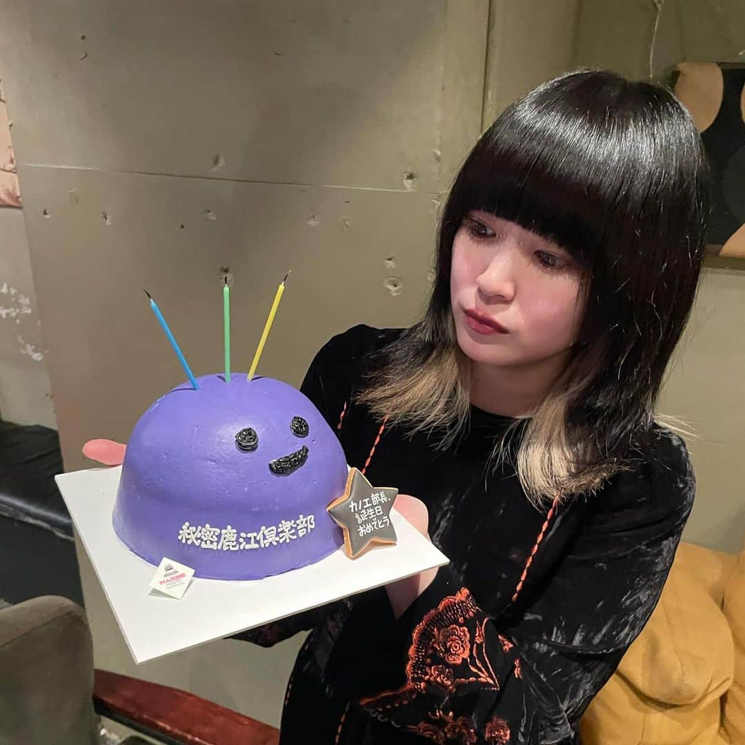 カノエラナ（スタッフ）さんのインスタグラム写真 - (カノエラナ（スタッフ）Instagram)「🎂🥳 ⁡ 2023.12.04 #カノエくん生誕祭 ⁡ いつも応援してくれる勇者のみなさん 本当に本当にありがとうございます🎂❤️‍🔥 ⁡ 写真は、昨日行われたファンミーティング「第二回秘密鹿江倶楽部外活動〜おたんじょうびかい〜」のときのもの。 ⁡ 1枚目は、倶楽部公式キャラクター「虚無くん」とカノエくんです。 ⁡ 2枚目は、「キョムエラナ」です。 ⁡ ⁡ 〜〜〜 ⁡ ⁡ 【本日23:59まで】 来年２月よりスタートする弾き語りツアー「僕と七星」のチケットオフィシャル先行予約受付中！ ⁡ 2月1日(木)	神奈川・7th AVENUE 2月3日(土)	福岡・LIV LABO 2月4日(日)	佐賀・GEILS  2月9日(金)	大阪・心斎橋SOMA 2月10日(土)	愛知・ell.SIZE 2月12日(月)	宮城・Back Page 2月16日(金)	東京・新代田Fever ⁡ ぜひ生歌を観に遊びにいらしてください❤️‍🔥 ⁡ ⁡ #kanoerana #anime #kanoe #acoustic #guitar  #summer #anime #kanoe #yukata #OP #ティアムーン帝国物語#acoustic #guitar #live #band #anime #アニメ #アニソン #名刺 #お渡し会 #ハニーホリック #アニメイト  #ヒカリ#QueenoftheNight」12月4日 17時17分 - kanoerana_official