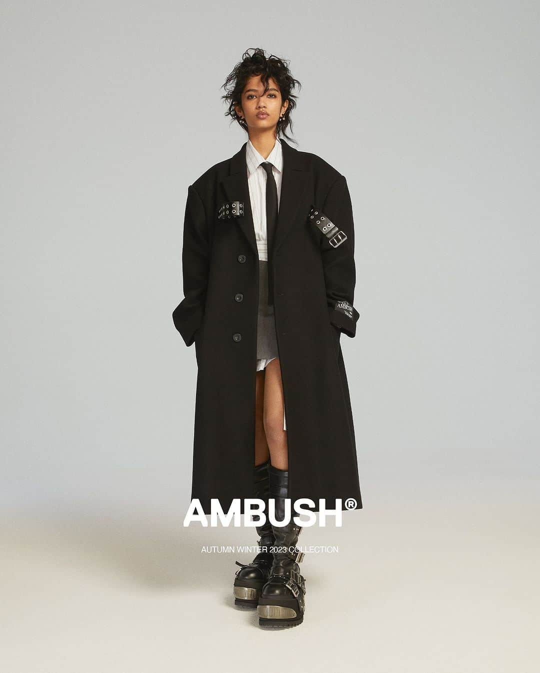 AMBUSHさんのインスタグラム写真 - (AMBUSHInstagram)「#AMBUSH AW23 COLLECTION LOOK 2  BELTED LONG COAT STRIPES CROSSED SHIRT DRESS PLEATED MINI SKIRT TAILORING SLIM NECKTIE BARBELL EARRINGS KNEE HI RAVE BOOT  The collection is now available at our WEBSHOP and WORKSHOP」12月4日 17時19分 - ambush_official