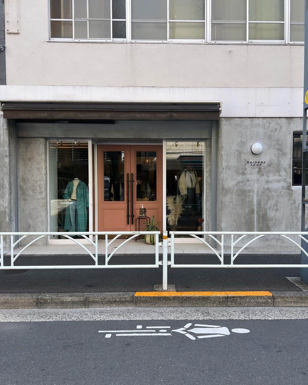 佐藤詩織さんのインスタグラム写真 - (佐藤詩織Instagram)「新しくおろした靴と、モコモコの季節⛄️そして最近の散歩。寒いけど、クリスマス間近で街は可愛くて良いですね」12月4日 17時20分 - shiori_sato_artwork