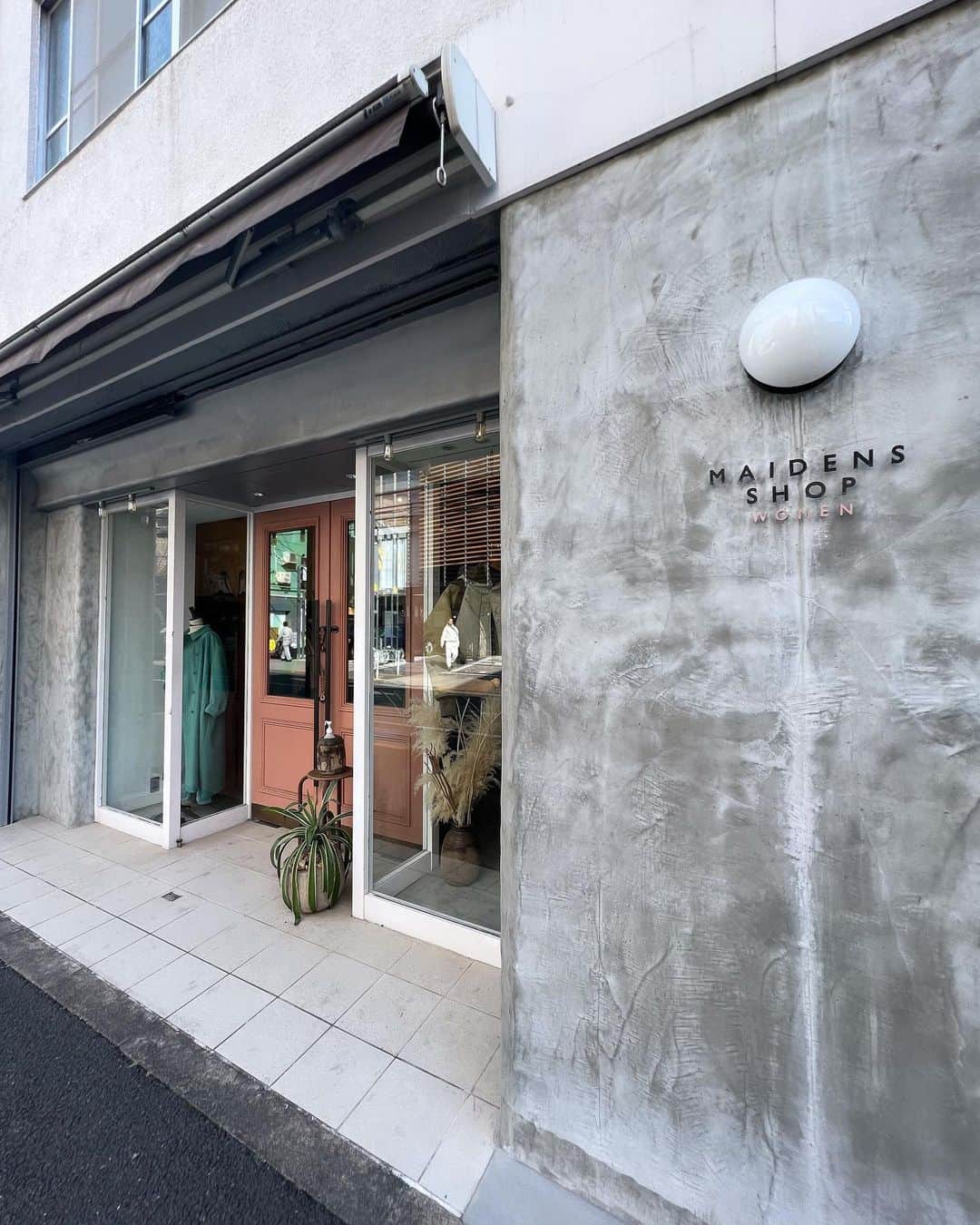 佐藤詩織さんのインスタグラム写真 - (佐藤詩織Instagram)「新しくおろした靴と、モコモコの季節⛄️そして最近の散歩。寒いけど、クリスマス間近で街は可愛くて良いですね」12月4日 17時20分 - shiori_sato_artwork