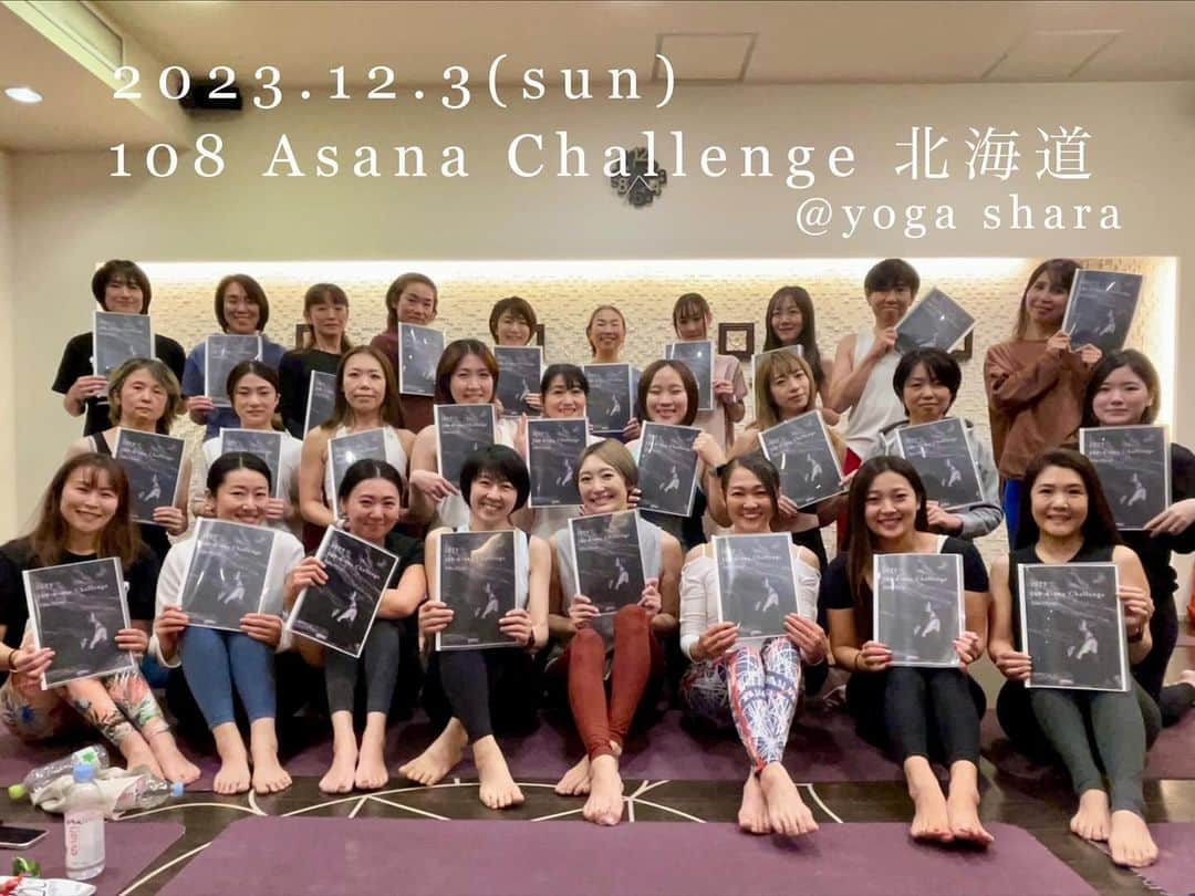 宮城由香さんのインスタグラム写真 - (宮城由香Instagram)「.    北海道108 Asana Challenge💪🏻 初めての北海道開催でした！  場所はもちろん！ @yogashala_sapporo  ⁡ 初めては皆緊張するもの。 どんなことやるんだ？やらされるんだ？笑 ⁡ ドキドキですよね。 ⁡ 私も 楽しんでもらえるかな？ ドキドキでした😆 ⁡ ⁡ しかし！ なんとーー！ 北海道の皆さんのチャレンジ精神と 一緒にチャレンジする方々への応援の温かさ😍 ⁡ アドバンスアーサナ部分は チャレンジしている方の成功をみんなで祝い 都度拍手が起きる！！ ⁡ あたたかーーい！！ ⁡ ⁡ ちょこちょこワークを入れたり ただ108アーサナをやるだけではなく 学びながら進んでいったので より一層ワイワイしていましたね😆😆  ⁡ ⁡ 初めて行うアーサナも多かったと思いますが チャレンジを楽しむこと そこから繋がる今後の 良きキッカケの日になったのではないでしょうか🤗  ⁡ ⁡ ご参加くださいました皆様 一緒にチャレンジを楽しんでいただきありがとうございました😊 ⁡ 来年も参加したい！の声も とても嬉しかったです😘 ⁡ ⁡ 前回の北海道からすぐにまたヨガシャラさんに来られたのも、皆さんがまた受けたい！と言っていただいたことと @megumi.hasegawa_yoga さんから108Asana Challengeを北海道でも！と声をかけていただいたから🙏🏻 ⁡ ありがたすぎます！！ 本当にいつもありがとうございます😊🙏🏻💕 ⁡ ⁡ なんとなんと！次の北海道も決まってます😍 次は5月！ なんなら… 10月と12月にまた！と言っていただけていて… ⁡ ⁡ そんなに行っていいですか？私🫣 行きますけどね！！ 北海道の皆様！ また来年も全力でよろしくお願いいたします🙌🏻✨ ⁡ ⁡ ⁡#宮城由香 #108AsanaChallenge  #ヨガイベント #ヨガワークショップ #北海道ヨガ   ⁡ ⁡ ⁡」12月4日 17時20分 - yuka__miyagi