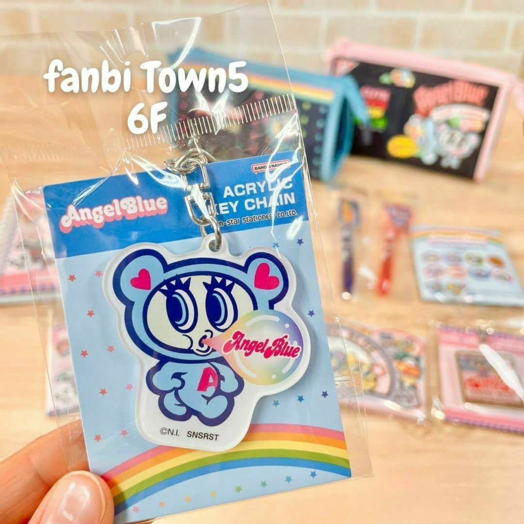 ファンビ寺内 (fanbi) のインスタグラム：「. 平成女子の憧れブランド🌈 エンジェルブルーグッズ販売中❣  ▾会員価格は売場へお問い合わせください✨  #fanbiTown5-6階　キャラクター２売場  品切れの際はご容赦ください🙇🏻‍♀️ ＿＿＿＿＿＿＿＿＿＿＿＿＿＿＿＿  DM、コメントでの在庫確認や その他お問い合わせはご遠慮ください。 プロフィール（@fanbi_official）の ハイライト「お問い合わせ」か、 TEL:06-6262-2161(代表)よりお願いします。  #ファンビ寺内 は、会員制の #卸問屋 です。 店舗へのアクセス、ご利用方法はプロフィール （@fanbi_official）のリンクからご確認ください☺️  ＿＿＿＿＿＿＿＿＿＿＿＿＿＿＿＿  #ファンビ #fanbi寺内 #fanbi #寺内 #大阪 #osaka #本町 #honmachi #堺筋本町 #問屋 #エンジェルブルー #angelblue #ナカムラくん #平成レトロ #懐かしブランド #ブロックシール #アクリルキーホルダー #アクキー #文房具 #筆箱 #ペンケース #文具 #シール帳」