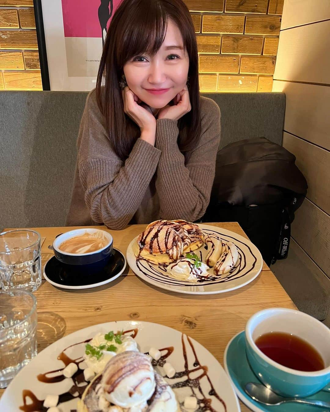 開高明日香のインスタグラム：「YORKYS BRUNCHで、学生時代バイト先で一緒だった美女とカフェデート❤️  連絡は取り合ってたからそんな長い間会ってなかった感覚はないんだけど。。。よくよく考えたら１０年以上ぶり！ お肌ツルツルで全く変わってなかった🥰  楽しかった😇  あ。 懐かし話をしていたら、私の自由気ままな性格は、やはり昔からのようでした😋  #yorkysbrunch #パンケーキ」