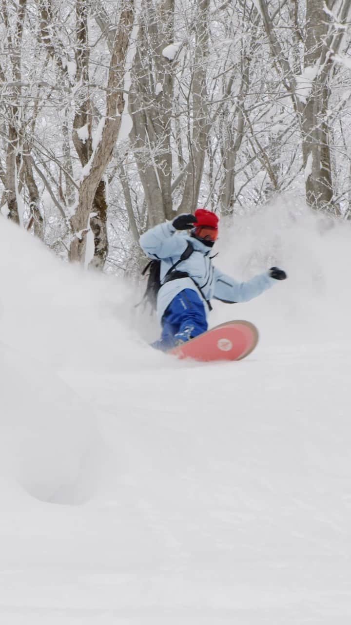 Burton Japanのインスタグラム：「圧倒的なパフォーマンスを誇る[ak]®︎ならハイシーズンのこんなディープパウダーでも安心❄️多彩なラインナップが揃う今シーズンの[ak]®︎アイテムはプロフィールのリンクから！ 📹: @k4mara2000 #Burton #Snowboarding」